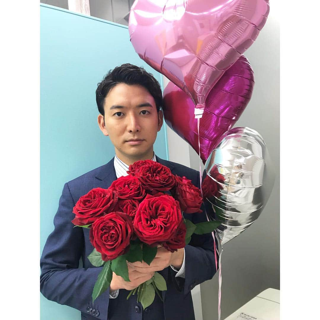 永島優美さんのインスタグラム写真 - (永島優美Instagram)「* Happy  Valentine ♫ * 世界ではチョコを贈るだけでなく、 お花も一緒に渡して感謝を伝える日なんだそうです💐 ということでみんなで薔薇を持ってみました😜🌹 * みなさまも素敵な1日になりますように✨ * #valentine♡ #バレンタイン #生田さん（@ryusei_ikuta）の笑顔  #癒されますね笑」2月14日 18時32分 - yuumi_nagashima