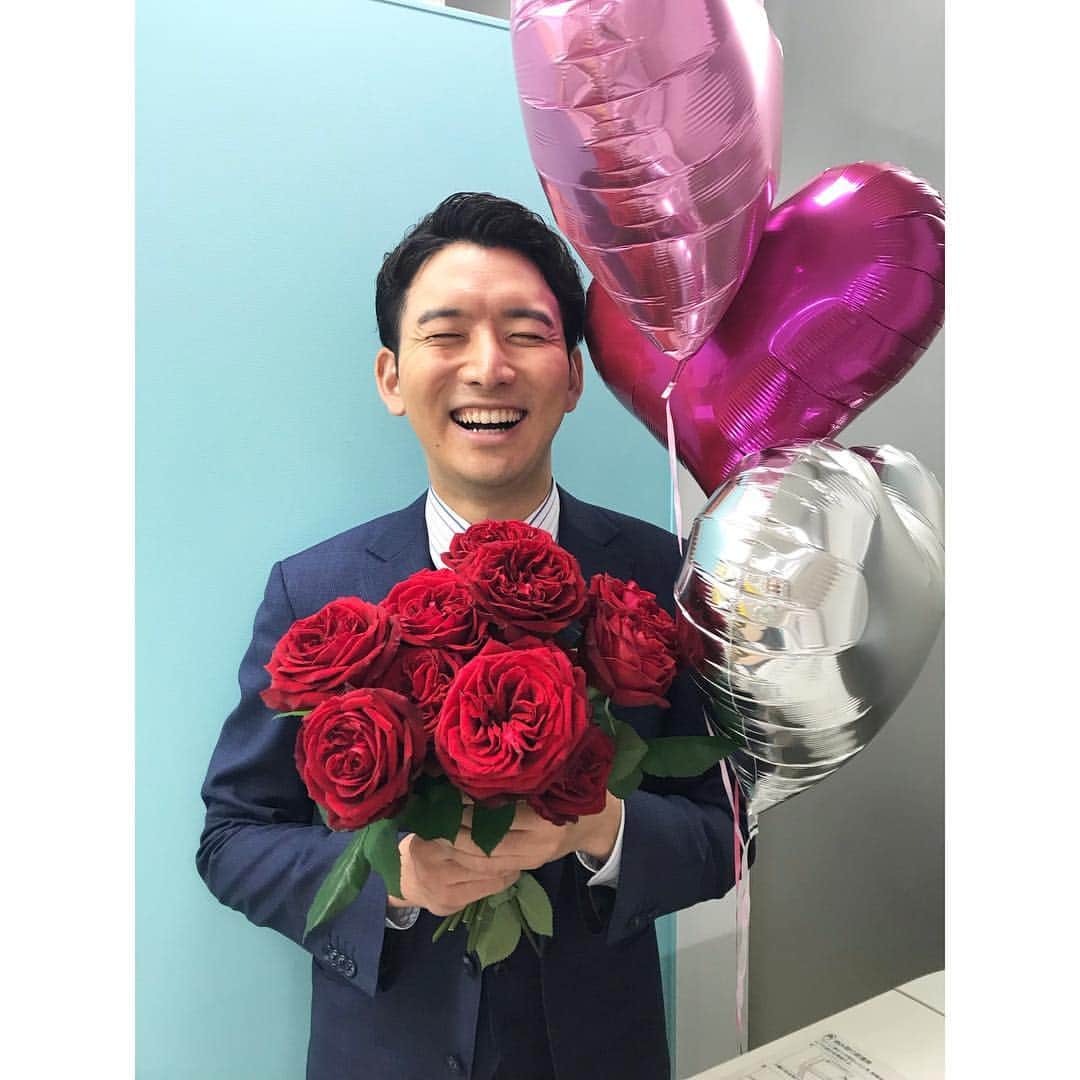 永島優美さんのインスタグラム写真 - (永島優美Instagram)「* Happy  Valentine ♫ * 世界ではチョコを贈るだけでなく、 お花も一緒に渡して感謝を伝える日なんだそうです💐 ということでみんなで薔薇を持ってみました😜🌹 * みなさまも素敵な1日になりますように✨ * #valentine♡ #バレンタイン #生田さん（@ryusei_ikuta）の笑顔  #癒されますね笑」2月14日 18時32分 - yuumi_nagashima
