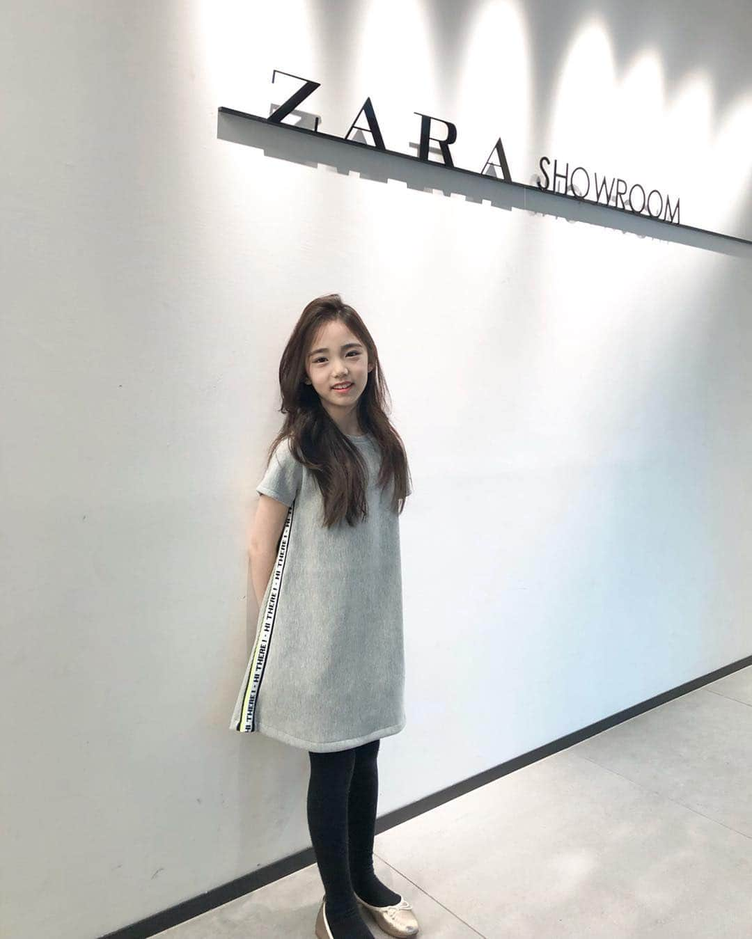 ウンチェさんのインスタグラム写真 - (ウンチェInstagram)「. #ZARAshowroom 초대 받아서 다녀왔어요 , . . #키즈모델#이은채#eunchae #목요일#일상#셀럽#키즈패션 #zara#zarakids#zarakidsgirl  @zara @zarakidsofficial @zara.korea」2月14日 18時52分 - __leehye