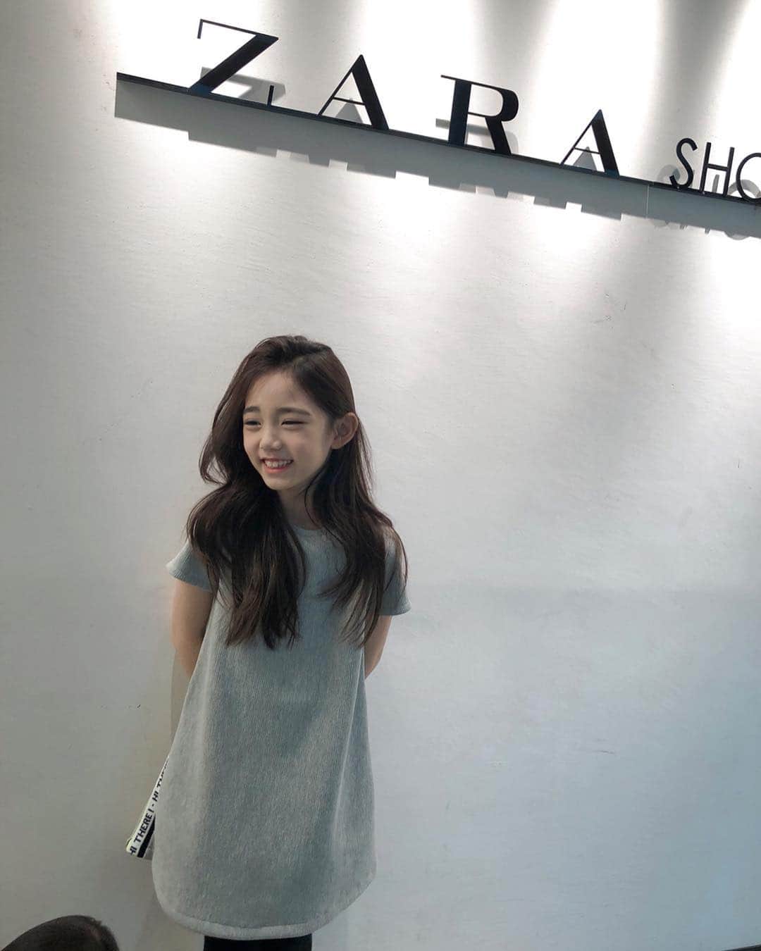 ウンチェのインスタグラム：「. #ZARAshowroom 초대 받아서 다녀왔어요 , . . #키즈모델#이은채#eunchae #목요일#일상#셀럽#키즈패션 #zara#zarakids#zarakidsgirl  @zara @zarakidsofficial @zara.korea」