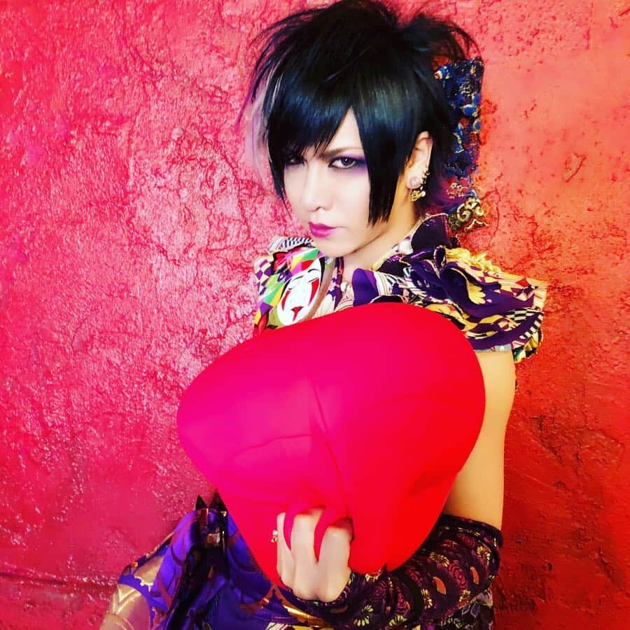 己龍さんのインスタグラム写真 - (己龍Instagram)「はっぴーばれんたいん🍫 💜❤️💚💗💙 いつもありがとうございます😇  #己龍 #kiryu #黒崎眞弥 #酒井参輝 #九条武政 #一色日和 #遠海准司 #光芒一閃」2月14日 18時52分 - kiryu_official_1216