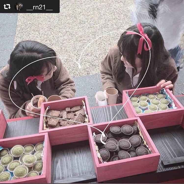 バブルランのインスタグラム：「#repost @__rn21__ . チョコラン参加者の写真をリポスト🤳💕 楽しんでいただいてありがとうございます😊 東京大会は3／3日です！！ ・ ずっと前から楽しみにしてたチョコラン終わっちゃって寂しい(＞＜)でもまた次も楽しみ〜〜！ ・ ・ #チョコラン #チョコラン大阪 #スポーツワン #sportsone #sweets #chocolate #choco #twins #red #ribon #jk #fjk #jkブランド #制服 #hair #instagood #instafashion #followme #follow4follow #fff #f4f #likeforlike #like4like #l4l」