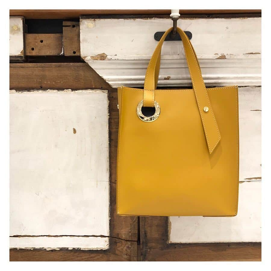 BEARDSLEY offcial instagramさんのインスタグラム写真 - (BEARDSLEY offcial instagramInstagram)「大人なaccent color . 全店入荷しました。 . . #beardsley #2019ss #bag #accent #lauradimaggio #italy #ビアズリー #バック #新作」2月14日 11時14分 - beardsley.pr