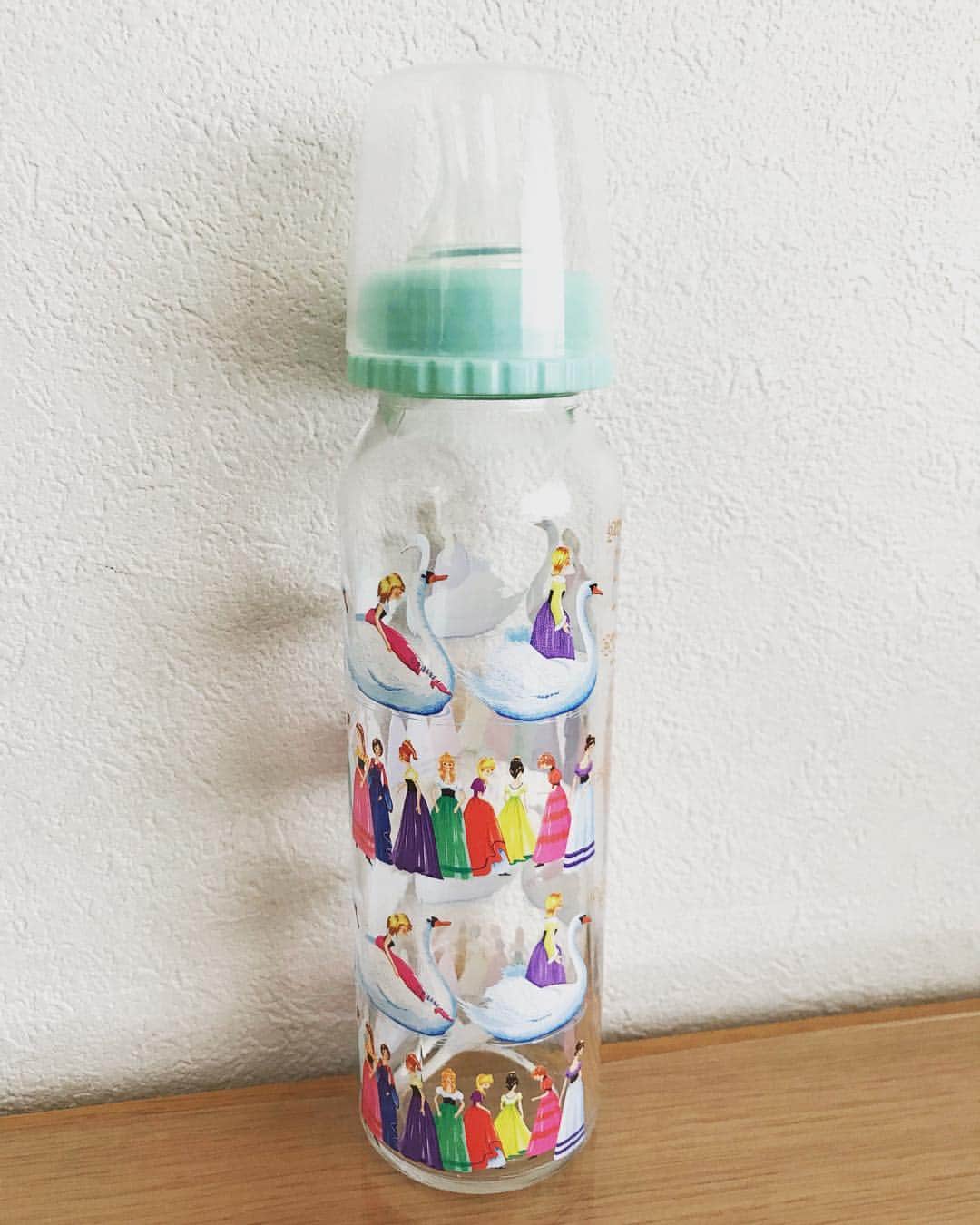 藤澤恵麻さんのインスタグラム写真 - (藤澤恵麻Instagram)「可愛い哺乳瓶をプレゼントでいただきました。 鮮やかな色遣いがとても綺麗な日本製のガラス哺乳瓶。 イラストは赤ちゃんにも安心な有機インクプリントだそうです。 使う時に気分が上がりそうで楽しみ！  #恵麻 #ema #哺乳瓶 #プレゼント #madeinjapan #日本製 #オーガニック #baby #赤ちゃん #可愛い #おしゃれ」2月14日 11時51分 - ema_fujisawa_official