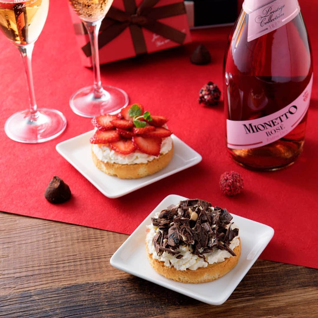 Mionettoのインスタグラム：「. ▶キャンペーン投稿に いいね＆フォロー で「ロゼ」プレゼント！🍷 ▶ミオネットは世界No.1プロセッコのスパークリングワインです🍾 —————————————————————— . HAPPY ♡ VALENTINE . バレンタインの乾杯ドリンクは、 #ミオネット で決まり！ 新しくなった、 見た目もかわいいロゼボトルなら、 バレンタインにもぴったりですね♪ . . #mionetto #スパークリングワイン #ワイン #イタリア #フルーティー」