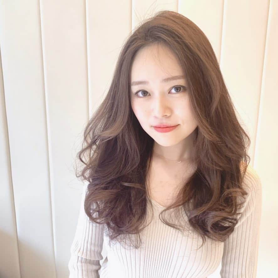 畑美有のインスタグラム：「. わたしのヘアケアはいつもNYNY南草津店 の渡辺さんにお任せしています💇🏻‍♀️💕 わたしの扱いにくい髪の毛も サラサラにしてくれるので、 ぜひ髪の毛に悩みがある方は行ってみてください🥰  #nyny#nyny南草津店」