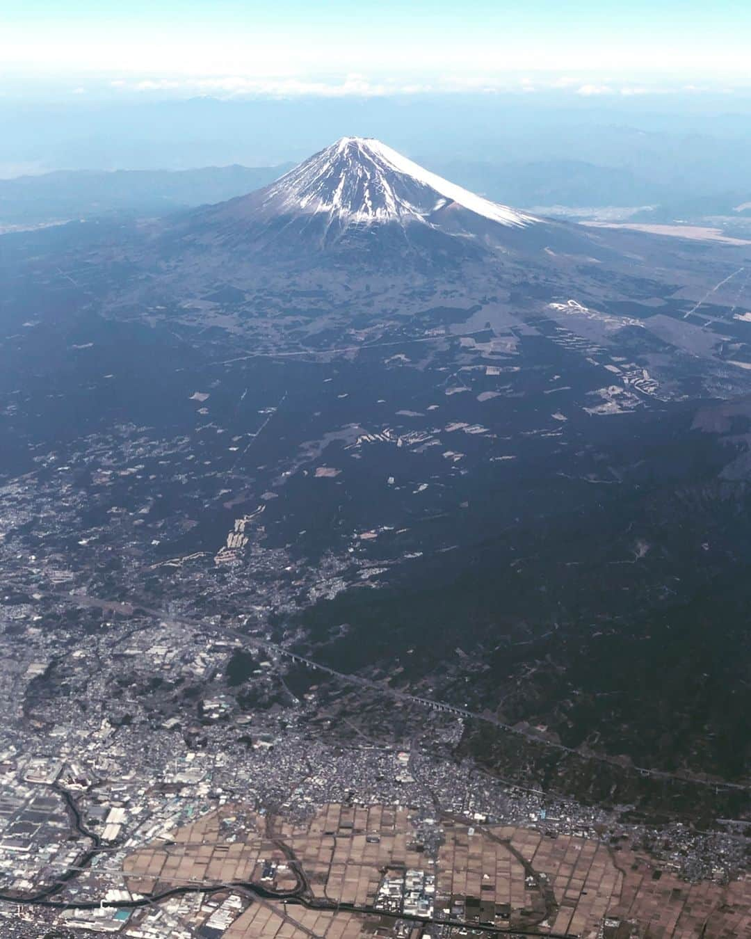 純名里沙さんのインスタグラム写真 - (純名里沙Instagram)「そして富士山。。。✨ 関西への飛行機の中で撮影^_^ ・ 先月（1月）は少しゆっくりだったので実家に帰り、姉と実家大掃除大会を🧹🧼‼️✨ 出るわでるわ、色んな懐かしいもの^ - ^ ・ 山ほど断捨離し、カーテンも洗濯。懐かしい我が部屋の床だけでなく、飾り棚まで水拭きし、沢山の表彰状や、卒業証書と向き合って来ました。 ・ 爪はボロボロになったケド、物置きと化していた部屋がピカピカになり✨気持ちぃい〜と喜んでいたら、『次回は押し入れやるからね^ - ^』と姉が一言(^◇^;) はいっ！ついて行きますーーっっ‼️💦 ・ がんばれるのは旗を振ってくれる姉のお陰。お姉ちゃん、ホントありがとう。 ・ あとは、、カセットテープで『Phantom of the Opera』のウィーン版なんかが出てきちゃって、、捨てられないし、悩ましい。。 ・ #飛行機から #富士山 #mtfuji  #断捨離 #大掃除 #気持ちよかった」2月14日 13時20分 - risajunna3158