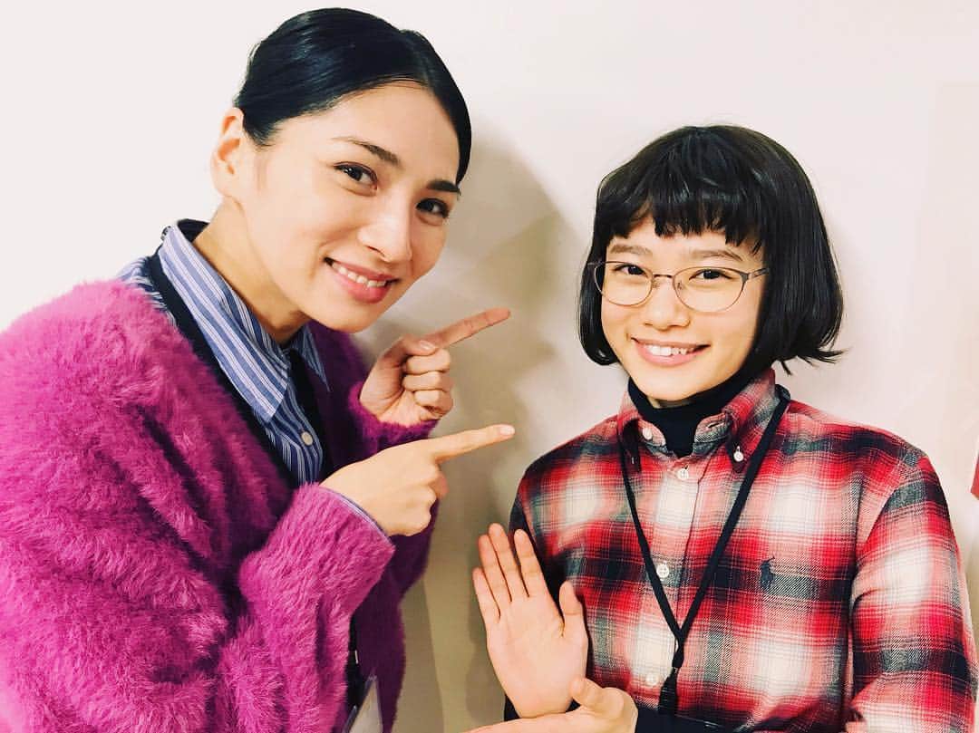 杉咲花のインスタグラム：「🔮🔮🔮 ドラマ「ハケン占い師アタル」 今夜、第５話のオンエアです。 野波さん演じる田端さんの ぐつぐつと煮えたぎっていたストレスが とうとう爆発してしまう回となっております(！) それでも、悩みながら 自分と向き合う田端さんの姿には 胸を打たれてしまうし、きっと勇気をもらえるはず。。 私自身、とても好きな回です。 野波さんはいつもいっぱい笑いながら 話をうんうんって聞いてくださる、優しい優しい方です。 写真は田端さんにメガネをお借りして🤣 それにしても、ドラマは始まったばかりと思っていたのに 気付かぬ間に放送を重ねてあっという間に折り返し。 現場は最終話に向けて、着実に進んでおります。 なんだかそう考えると寂しいな。 明日からも毎日、大切に過ごそう、。 ではでは今宵もたくさんの方に ドラマを楽しんでもらうことができますように。！ #ハケン占い師アタル」