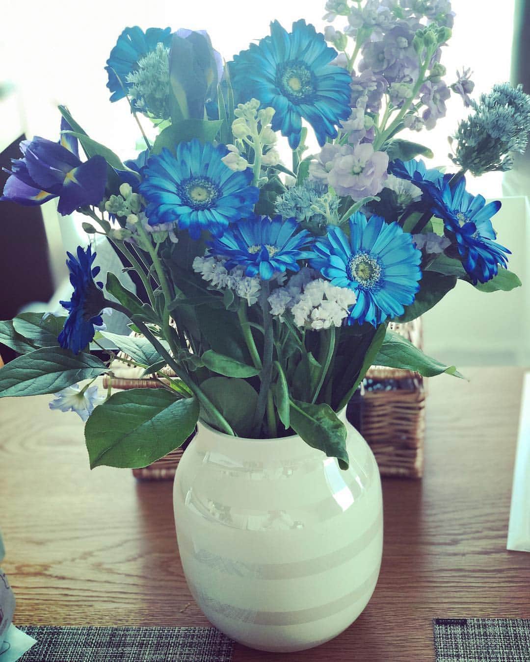 笛木優子のインスタグラム：「ハッピーバレンタイン💙 私も自分チョコ🍫いただきます。  みなさんにとって良い一日になりますように🥰」