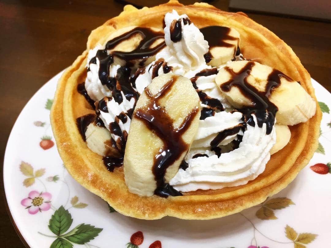 高岡薫のインスタグラム：「SHOWROOM でワッフルを作りました！ お父さんにあげました！「お店に出てきそう」って言ってくれた！……すっごい甘いとは言ってたけど笑笑  ハッピーバレンタイン🥰✨✨ #バレンタイン #ワッフル」