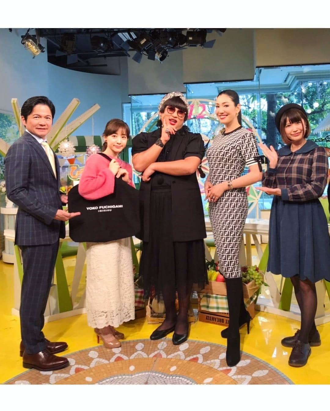 アンミカさんのインスタグラム写真 - (アンミカInstagram)「初めてYOKO FUCHIGAMIさんとお会いして、その独創的な世界観に感動・感謝感激❤️ 笑いっぱなしだった、1時間のひるキュンでした❣️ 。 #ヨーコフチガミのバックを持って👜 #私への私服ファッションアドバイスは顔や足もFマークを入れないと攻撃される隙が出来るから気をつけてらしい笑 #一周回って今や本当にファッション界に君臨し出した秋山さん！ #1時間YOKOさんといるのはすごいカロリーでした笑 #世界観にハマる私と冷静なツッコミ役のみな実ちゃんと❤️ #ヨウコさん何気に脚が細いなぁでも足が大きい！ #私はお気に入りのFENDIのワンピを着て❤️ #三枚目は旦那様と私への可愛いバレンタインチョコプレゼント  #tokyomx #田中みな実 #ロバート秋山 #yokofuchigami #徳光正行 #原奈津子 #ひるキュン @creatorsfile_officialgoods」2月14日 14時38分 - ahnmikaofficial