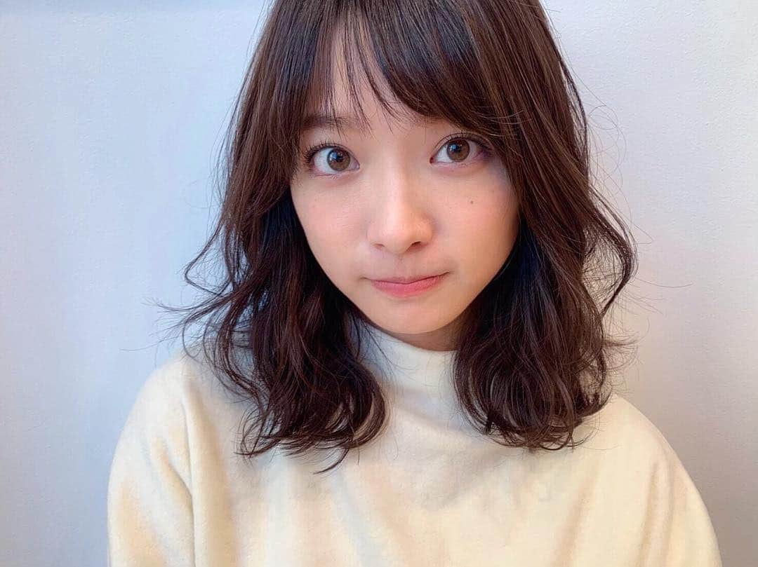 のインスタグラム：「サボり癖発動。 ちゃっかり美容室は行きました。笑  @asanu_violet ありがとう😊  #みんなごめん  #本当に  #安定の  #お任せ  #ケラティクル  #髪サラサラ  #あざと毛  #まおバング  #らしい  #笑」