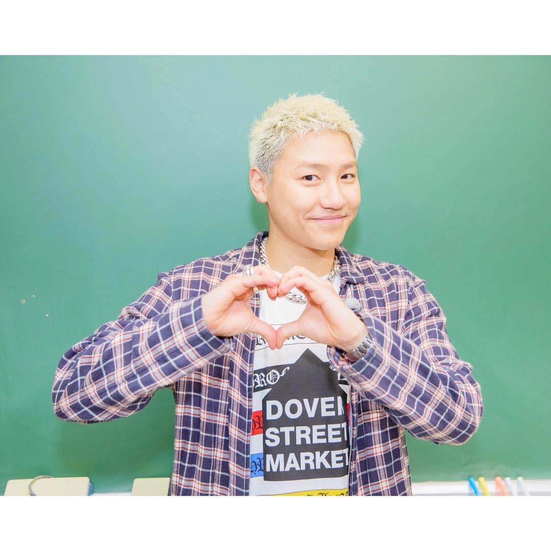 GENERATIONS高校TVさんのインスタグラム写真 - (GENERATIONS高校TVInstagram)「💖Happy Valentine's Day🍫💖﻿﻿ ﻿﻿ みんなはどんな#バレンタインデー を過ごしてる❓﻿﻿ 好きなひとに#チョコレート あげるのに﻿﻿ ドキドキしてる人もいるのかな😍？？﻿﻿ ﻿﻿ ﻿﻿ ﻿﻿ #GENE高 からもみんなにバレンタインプレゼント🎁﻿﻿ ﻿﻿ 学校の教室で撮影してみたよ😶😶﻿﻿ swipeしてみんなの写真をみてみてね🎶﻿ ﻿﻿ GENEにチョコを渡すなら…❓﻿﻿ GENEに逆チョコされるなら…❓❓﻿ ﻿﻿ みんなの好きなように、妄想してみてください🥰﻿﻿ ﻿﻿ ﻿﻿ ﻿﻿ さらにさらに🌟﻿﻿ ﻿﻿ 今年の#バレンタイン は﻿﻿ GENE高からのプレゼントが盛りだくさん❣️❣️﻿﻿ ﻿﻿ ﻿﻿ 1️⃣先週のGENE高では…﻿﻿ ﻿﻿ #萌えジェネ バレンタイン企画☃️💕﻿﻿ ﻿﻿ みんなは誰のセリフが1番萌えた❓❓﻿﻿ コメント欄に絵文字を送って教えてね〜🙋‍♀️﻿﻿ #隼 ⇨🐷﻿﻿ #亜嵐 ⇨🐰﻿﻿ #龍友 ⇨🦍﻿﻿ #裕太 ⇨👽﻿﻿ #涼太 ⇨🐶﻿﻿ #玲於 ⇨🐥﻿﻿ #メンディー ⇨🥔﻿﻿ ﻿﻿ まだ見てない人は﻿ ストーリーズのハイライト【🆕】からみれるよ👌﻿ ﻿ ﻿﻿ 2️⃣番組公式Twitterでは…﻿﻿ ﻿﻿ #GENE からのバレンタインメッセージを投稿したよ💋﻿﻿ ﻿﻿ メンディー＆玲於が﻿﻿ #ガクト さんのモノマネで個性が大渋滞🤣🤣﻿﻿ ﻿﻿ ツイッター🔍@gene_kou で検索してね💙﻿﻿ ﻿﻿ ﻿﻿ 3️⃣AbemaTV公式LINEでは…﻿﻿ ﻿﻿ GENEファン参加必須なワクワクする企画を実施中💖﻿﻿ ﻿﻿ いろんな種類のスペシャルプレゼント📸が届くよ🤫﻿ AbemaTV公式LINEのトーク画面に﻿﻿ 『GENE高』って送ってみてね🎵﻿﻿ ﻿﻿ ※2月14日(木)0時〜23時59分限定👐﻿﻿ ﻿﻿ ﻿﻿ 4️⃣AbemaVideo公式Twitterでは…﻿﻿ ﻿﻿ GENEが選んだ#バレンタインプレゼント が7人に当たる🤭﻿﻿ キャンペーンを実施中だよ🎁﻿﻿ ﻿﻿ ツイッター🔍@AbemaVideo で検索してね💜﻿﻿ ﻿﻿ ﻿﻿ ﻿﻿ GENEのバレンタインがありすぎて困ってますか…🙄？笑﻿ たくさんありますが、ぜ〜んぶチェックしてみてね💖💖﻿﻿ ﻿﻿ みなさん﻿ 素敵な#バレンタインデー を過ごしてください☺️﻿﻿ ﻿﻿ ﻿﻿ ﻿﻿ ⚠️🚨放送した番組動画の画面録画＆﻿﻿ 動画をSNSに投稿することは禁止されています🚨⚠️﻿﻿ ﻿﻿ 詳しい放送情報は公式Twitterを✔︎👀💡﻿﻿ （プロフィールから飛べるよ💨)﻿﻿ .............................🏫..............................﻿﻿ #AbemaTV #日曜よる9時 #ジェネ高﻿﻿ #GENERATIONSfromEXILETRIBE ﻿﻿ #ジェネレーションズ #ジェネ ﻿﻿ #小森隼 #白濱亜嵐 #数原龍友﻿﻿ #中務裕太 #片寄涼太 #佐野玲於 #関口メンディー」2月14日 15時54分 - genekou_official