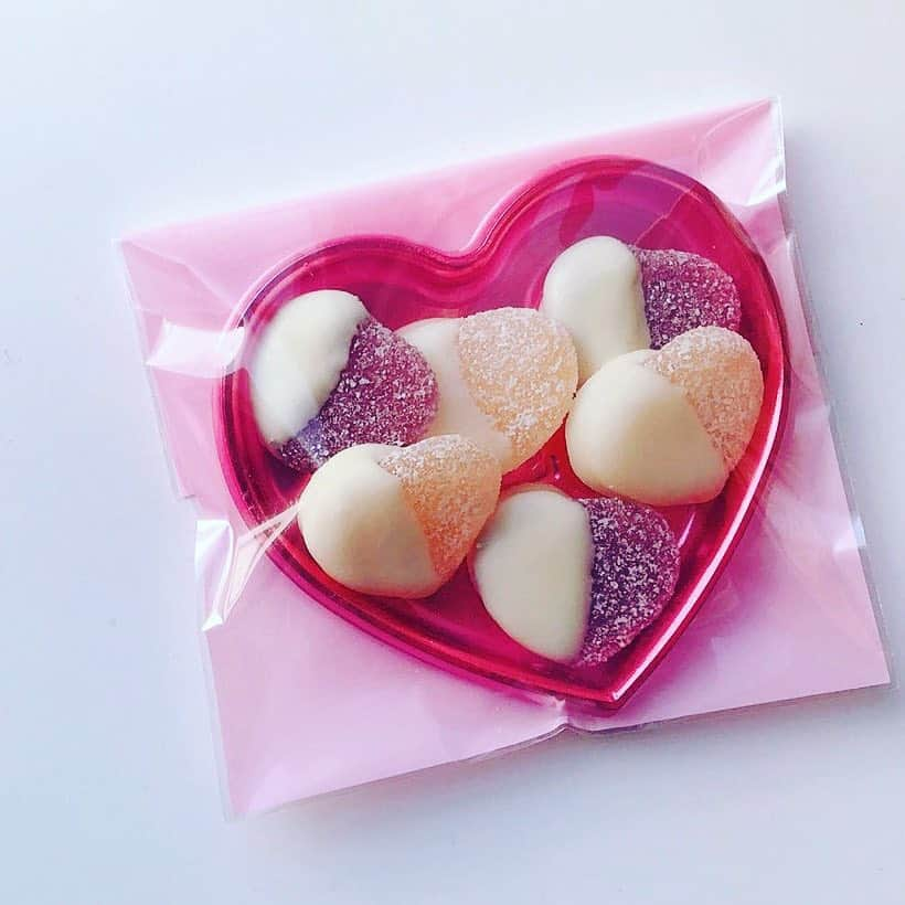 カンロ公式”ピュレフォト”（kanro_pr）さんのインスタグラム写真 - (カンロ公式”ピュレフォト”（kanro_pr）Instagram)「. Happy Valentine's Day💘﻿ ﻿ ピュレグミにチョコレートをかけて🍫﻿ 簡単に出来る手作りレシピ﻿ ﻿ 大切な人と素敵な日になりますように﻿ ﻿ #ピュレグミ#グミ#バレンタイン#バレンタインデー#手作りバレンタイン#カンロ #カンロ株式会社」2月14日 15時54分 - kanro_pure_photo