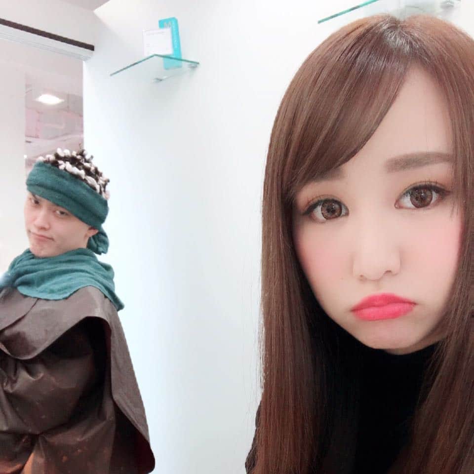 のインスタグラム：「嫁ちゃんの実家の近くの美容院へ(つω`*) 付き添いしてもらいました！  はよ！完全復活してください(T ^ T)  #OMG」