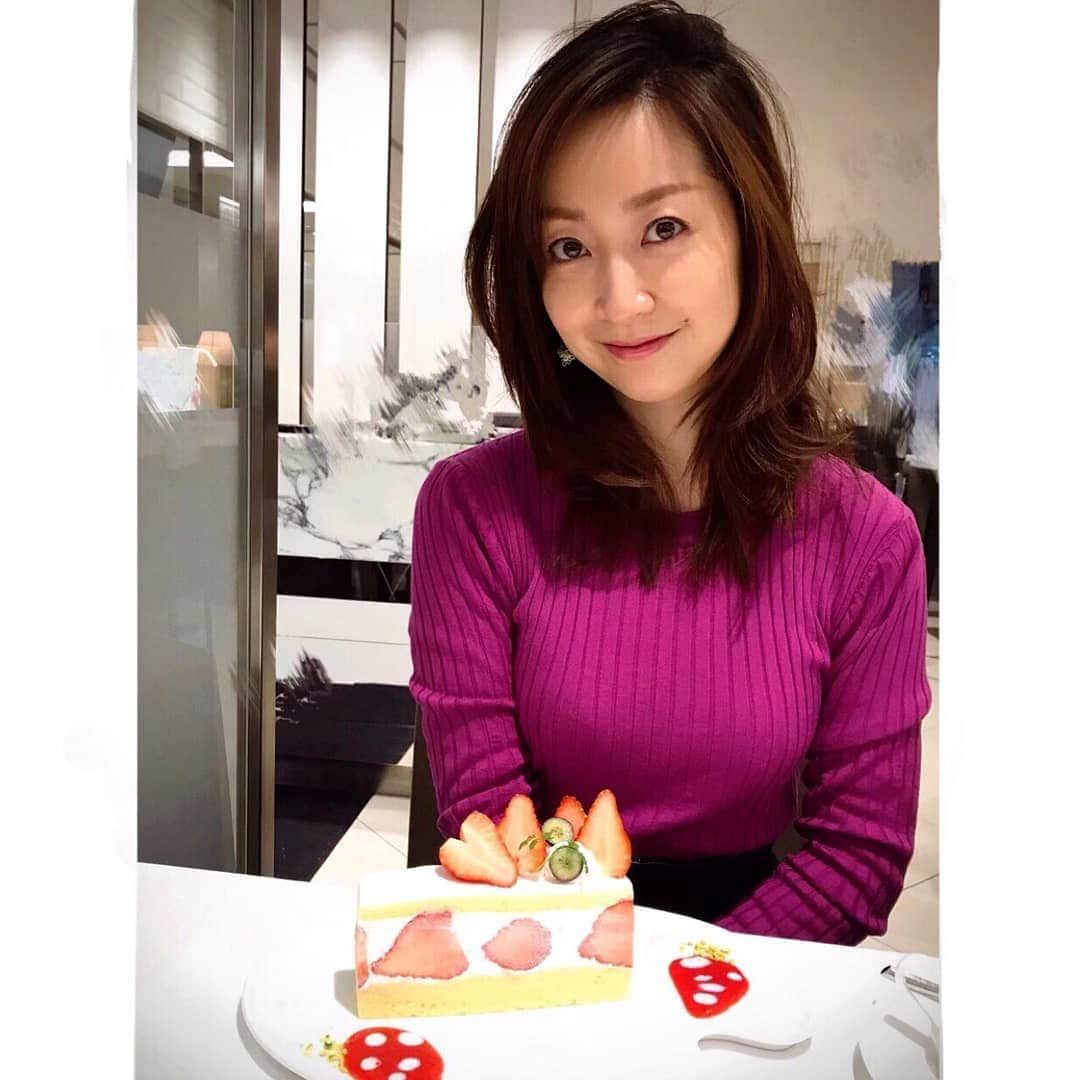 黒川智花さんのインスタグラム写真 - (黒川智花Instagram)「. イチゴもハートの形でした😚💖 ▫️ #happyvalentine #heart  #❤️」2月14日 16時21分 - tomoka_kurokawa_official