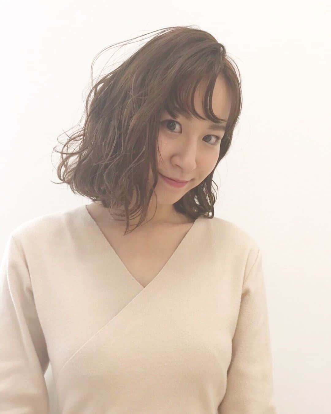 真坂はづきさんのインスタグラム写真 - (真坂はづきInstagram)「ヘアケアの日✂︎ いつもならトリートメントして毛先を整える…はずが、「切っちゃおう！」と担当の栗田さんの一言🌙 肩上は数年ぶり！スッキリ！ カラーはSHROWのナチュラルとモノトーンとホワイトの3つのカラー剤を混ぜているそう。 私はオーダー0で、あくびをしていただけ😂 ボブ、柔らかい髪色、すごく気に入りました💞 いつもありがとうござます😊 #ボブ  #美容院  #voyage」2月14日 16時52分 - masakahazuki