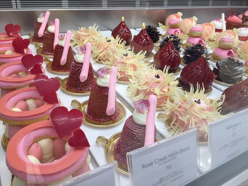 ドミニクアンセルベーカリーのインスタグラム：「For Valentine’s Day each year, it’s a tradition of ours to turn our entire pastry case pink, with different pink ingredients like fresh strawberries, hibiscus, pink guava, rose, and more. Our all-pink case is looking beautiful today and ready to welcome you! Available now through Feb 14th here at DaB #DominiqeuAnselBakery #DABJapan #ValentinesDay #Pink 毎年恒例のピンクのショーケース。是非期間限定のフレーバーをお楽しみください♫ #ドミニクアンセルベーカリー #ドミニク #バレンタイン #ピンク」