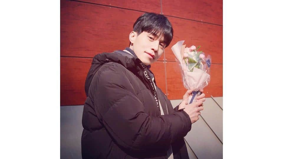 イ・ドンウクさんのインスタグラム写真 - (イ・ドンウクInstagram)「- 🌷Happy Valentine's Day! 🍫♥ - 오늘도 촬영 중인 동욱 배우, <진심이 닿다> 현장 기습 방문! 동욱 배우의 셀카…^^;를 받아왔습니다 🤳🏻 - 오늘 밤(14일, 목) 9시 30분 tvN 수목드라마 <진심이 닿다>에서 또 만나요💘 - #이동욱 #LeeDongWook #李栋旭 #욱스타그램 #tvN #진심이닿다 #권정록 #셀카 #미스터발렌타인」2月14日 16時57分 - leedongwook_official