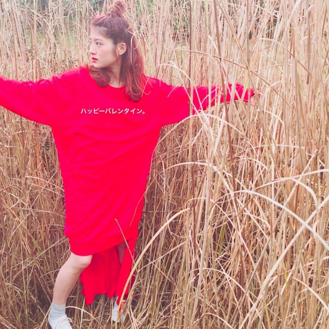 若月佑美さんのインスタグラム写真 - (若月佑美Instagram)「. . #ハッピーバレンタイン  #髪がピンク  #テトラポット #この後見事に波がかかりました」2月14日 17時09分 - yumi_wakatsuki_official