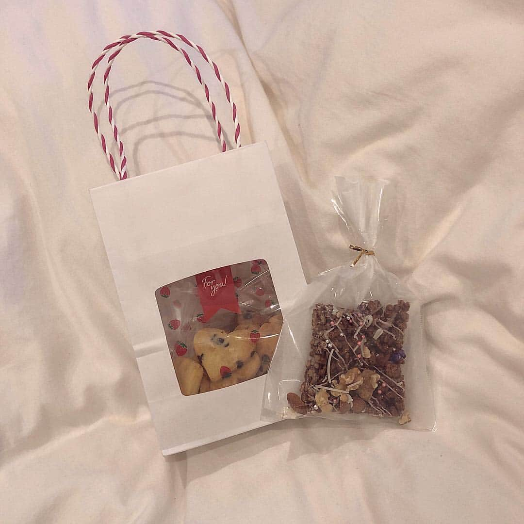 大和田南那さんのインスタグラム写真 - (大和田南那Instagram)「2.14﻿ happy valentine🍫﻿ ﻿ みんなはチョコ渡す相手いますか﻿ 女の子の幸せが実りますように…❤︎ ﻿ ﻿ 私は友達と妹が手作りお菓子くれました🦢﻿ 美味しい、幸せ~❤︎ ﻿ #Valentine#バレンタイン#手作りお菓子」2月14日 17時30分 - nanaowada_official