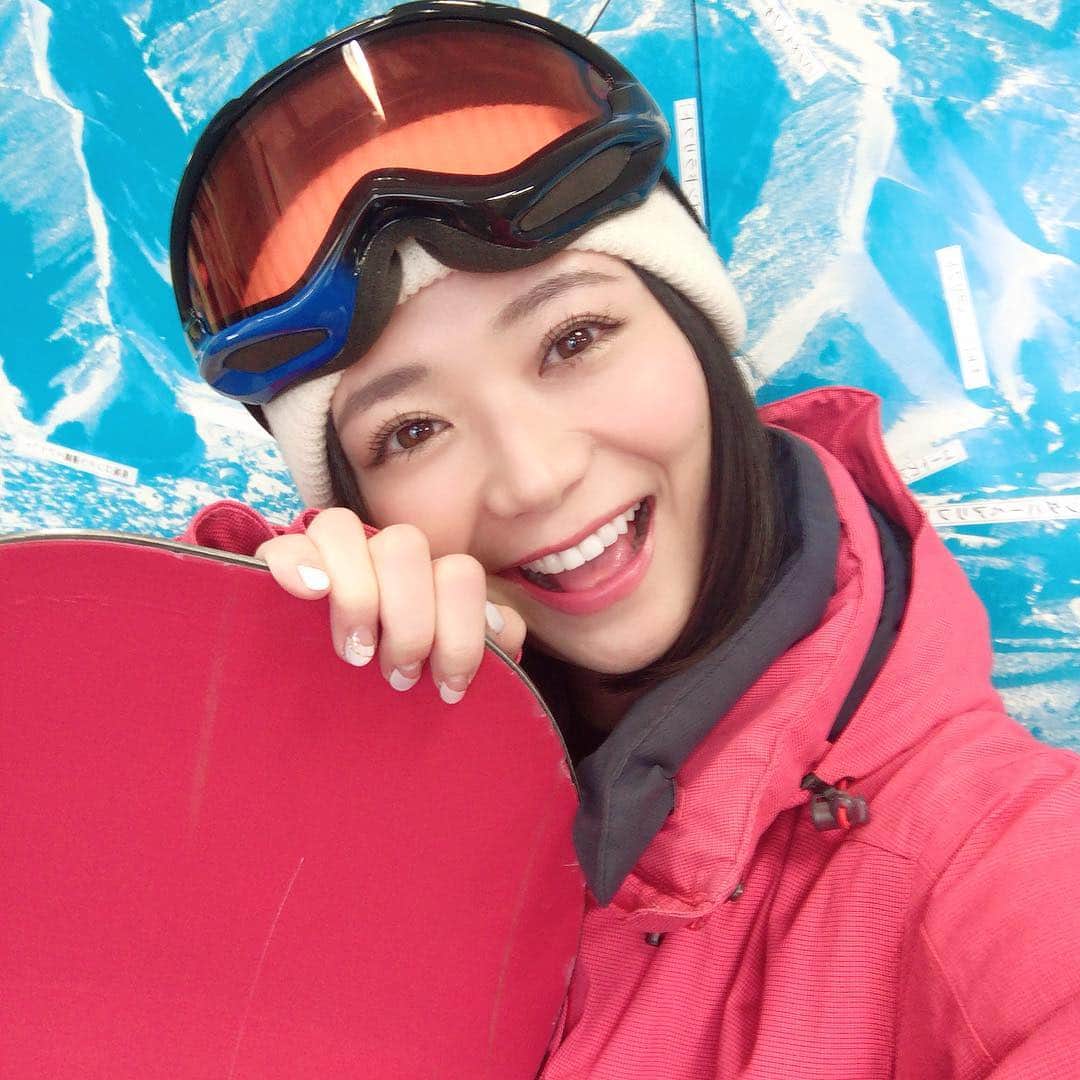 緑川静香さんのインスタグラム写真 - (緑川静香Instagram)「久々のスノボ楽しかった☺️🏂❤️ #ski #snowboarding #snowboard #onsen #nozawaonsen  #slopes #selfie #selca #셀카 #셀피 #nack5 #野沢温泉スキー場 #スノボ #スノボ女子  #たくさん載せてみる  #2年ぶりのボード でした #体は覚えてるもんだね  #最高に楽しかった #雪質めちゃよくて #ここは最高滑走距離10km #ひたすら滑ってたから明日の筋肉痛が怖いです笑 #半年間毎週スキー場行ってた時が懐かしい #マジカルスノーランド ね #当時はパークとかバンバンいってたけどさすがに無理でした 笑 #前日の温泉も気持ちよかった #熱かったけど また入りたい #しかし楽しかったぁ #あ、ちなみにプライベートではなく仕事です笑 #レポート聴いてくれた皆さん #ありがとうございましーたん」2月14日 17時43分 - midorikawa_shizuka