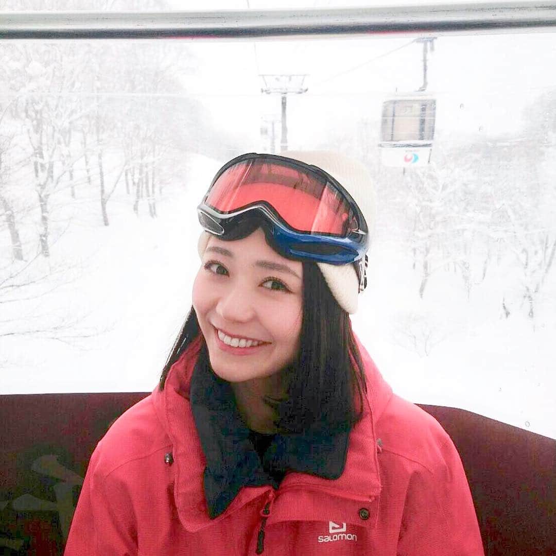 緑川静香さんのインスタグラム写真 - (緑川静香Instagram)「久々のスノボ楽しかった☺️🏂❤️ #ski #snowboarding #snowboard #onsen #nozawaonsen  #slopes #selfie #selca #셀카 #셀피 #nack5 #野沢温泉スキー場 #スノボ #スノボ女子  #たくさん載せてみる  #2年ぶりのボード でした #体は覚えてるもんだね  #最高に楽しかった #雪質めちゃよくて #ここは最高滑走距離10km #ひたすら滑ってたから明日の筋肉痛が怖いです笑 #半年間毎週スキー場行ってた時が懐かしい #マジカルスノーランド ね #当時はパークとかバンバンいってたけどさすがに無理でした 笑 #前日の温泉も気持ちよかった #熱かったけど また入りたい #しかし楽しかったぁ #あ、ちなみにプライベートではなく仕事です笑 #レポート聴いてくれた皆さん #ありがとうございましーたん」2月14日 17時43分 - midorikawa_shizuka