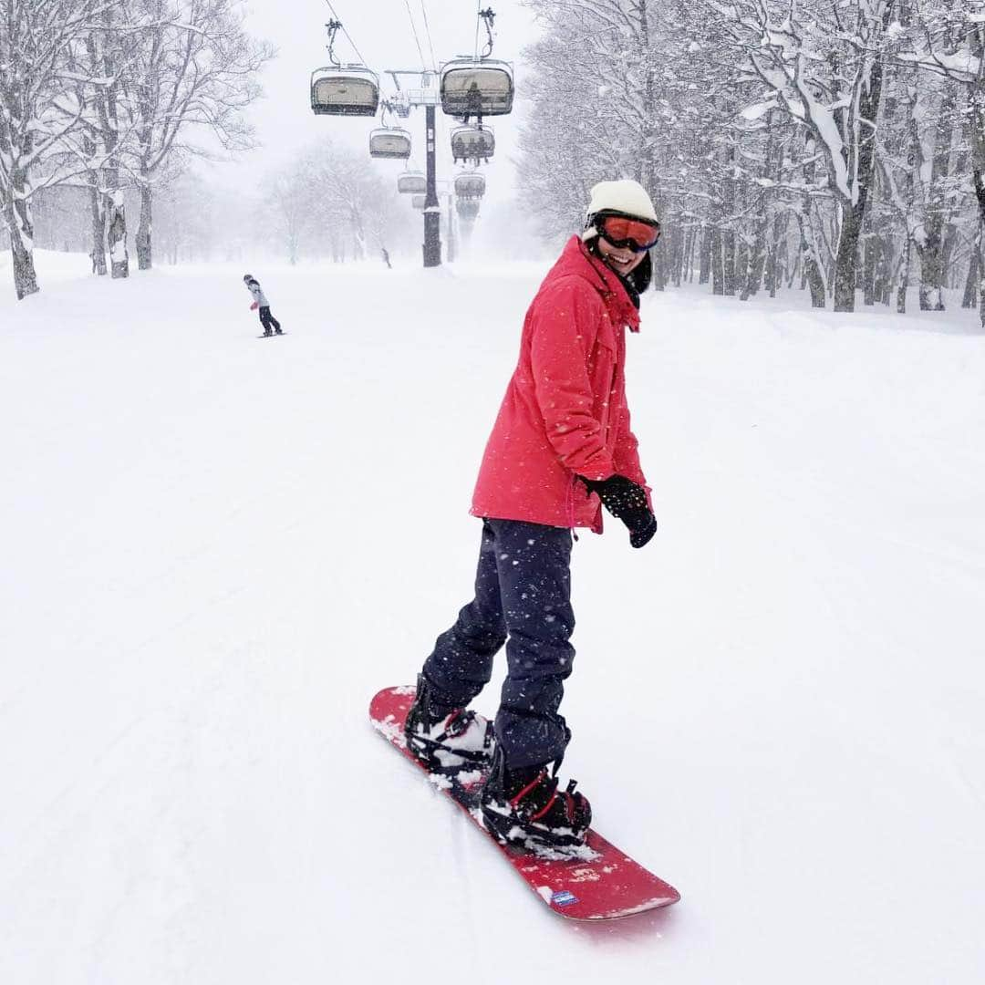 緑川静香さんのインスタグラム写真 - (緑川静香Instagram)「久々のスノボ楽しかった☺️🏂❤️ #ski #snowboarding #snowboard #onsen #nozawaonsen  #slopes #selfie #selca #셀카 #셀피 #nack5 #野沢温泉スキー場 #スノボ #スノボ女子  #たくさん載せてみる  #2年ぶりのボード でした #体は覚えてるもんだね  #最高に楽しかった #雪質めちゃよくて #ここは最高滑走距離10km #ひたすら滑ってたから明日の筋肉痛が怖いです笑 #半年間毎週スキー場行ってた時が懐かしい #マジカルスノーランド ね #当時はパークとかバンバンいってたけどさすがに無理でした 笑 #前日の温泉も気持ちよかった #熱かったけど また入りたい #しかし楽しかったぁ #あ、ちなみにプライベートではなく仕事です笑 #レポート聴いてくれた皆さん #ありがとうございましーたん」2月14日 17時43分 - midorikawa_shizuka