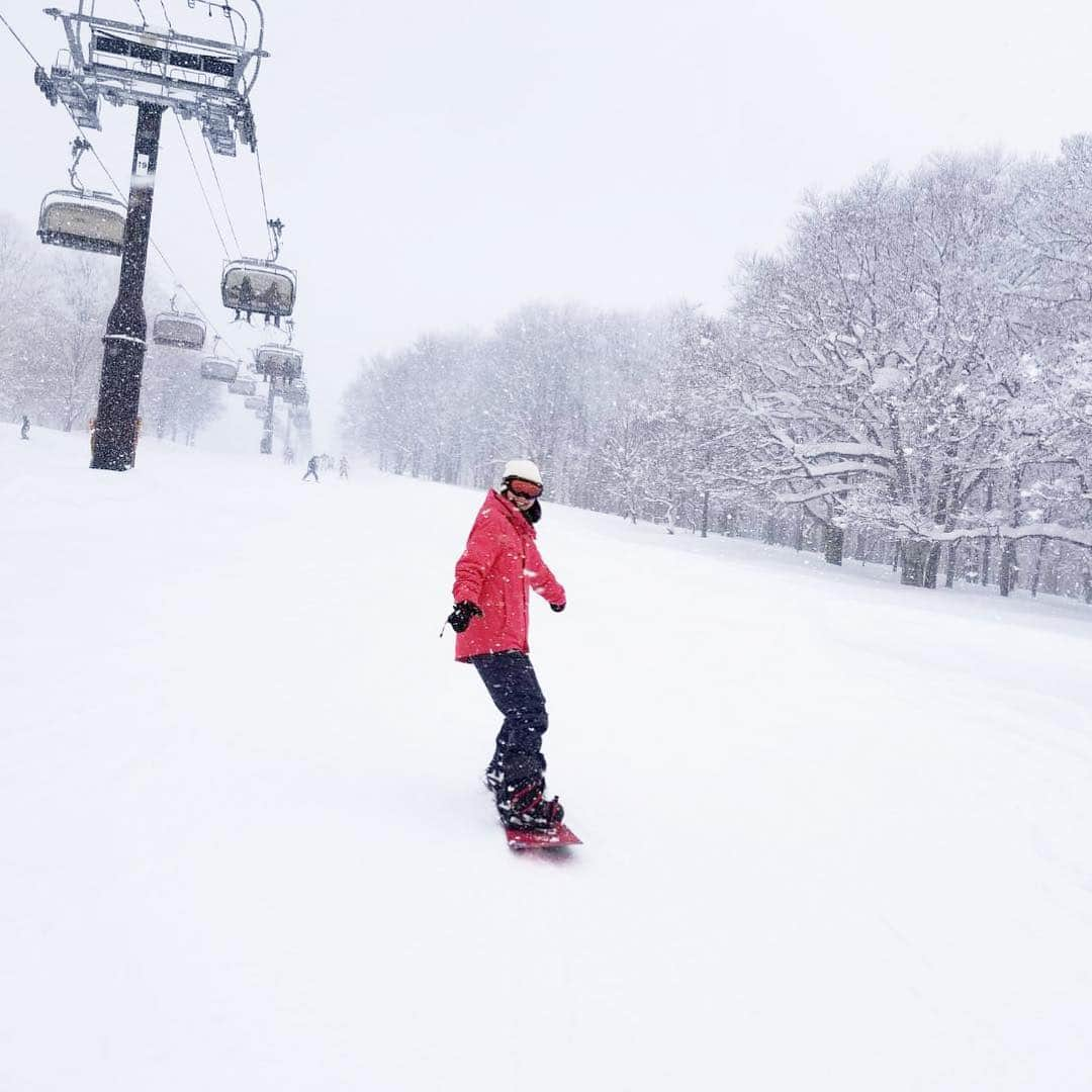 緑川静香さんのインスタグラム写真 - (緑川静香Instagram)「久々のスノボ楽しかった☺️🏂❤️ #ski #snowboarding #snowboard #onsen #nozawaonsen  #slopes #selfie #selca #셀카 #셀피 #nack5 #野沢温泉スキー場 #スノボ #スノボ女子  #たくさん載せてみる  #2年ぶりのボード でした #体は覚えてるもんだね  #最高に楽しかった #雪質めちゃよくて #ここは最高滑走距離10km #ひたすら滑ってたから明日の筋肉痛が怖いです笑 #半年間毎週スキー場行ってた時が懐かしい #マジカルスノーランド ね #当時はパークとかバンバンいってたけどさすがに無理でした 笑 #前日の温泉も気持ちよかった #熱かったけど また入りたい #しかし楽しかったぁ #あ、ちなみにプライベートではなく仕事です笑 #レポート聴いてくれた皆さん #ありがとうございましーたん」2月14日 17時43分 - midorikawa_shizuka