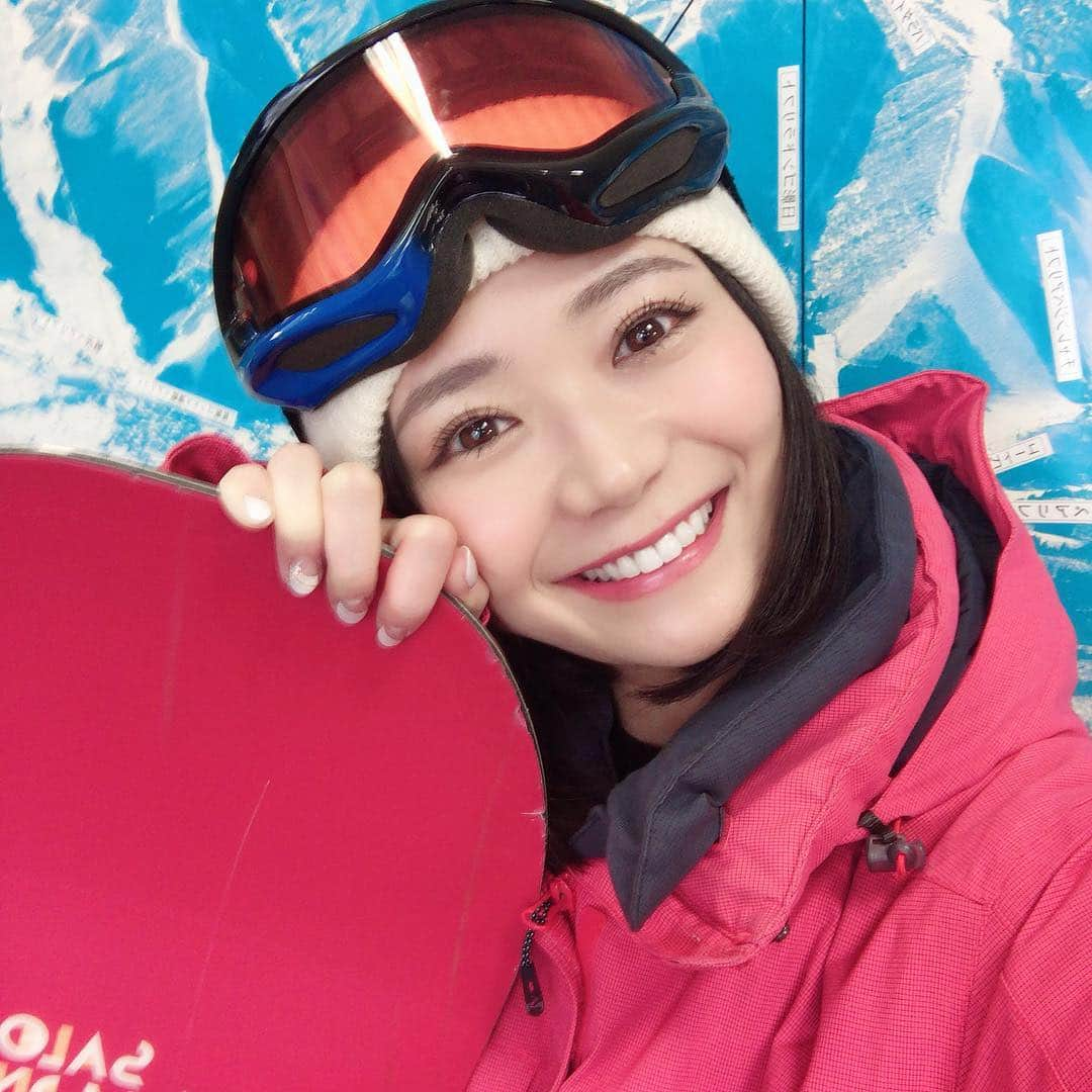 緑川静香さんのインスタグラム写真 - (緑川静香Instagram)「久々のスノボ楽しかった☺️🏂❤️ #ski #snowboarding #snowboard #onsen #nozawaonsen  #slopes #selfie #selca #셀카 #셀피 #nack5 #野沢温泉スキー場 #スノボ #スノボ女子  #たくさん載せてみる  #2年ぶりのボード でした #体は覚えてるもんだね  #最高に楽しかった #雪質めちゃよくて #ここは最高滑走距離10km #ひたすら滑ってたから明日の筋肉痛が怖いです笑 #半年間毎週スキー場行ってた時が懐かしい #マジカルスノーランド ね #当時はパークとかバンバンいってたけどさすがに無理でした 笑 #前日の温泉も気持ちよかった #熱かったけど また入りたい #しかし楽しかったぁ #あ、ちなみにプライベートではなく仕事です笑 #レポート聴いてくれた皆さん #ありがとうございましーたん」2月14日 17時43分 - midorikawa_shizuka