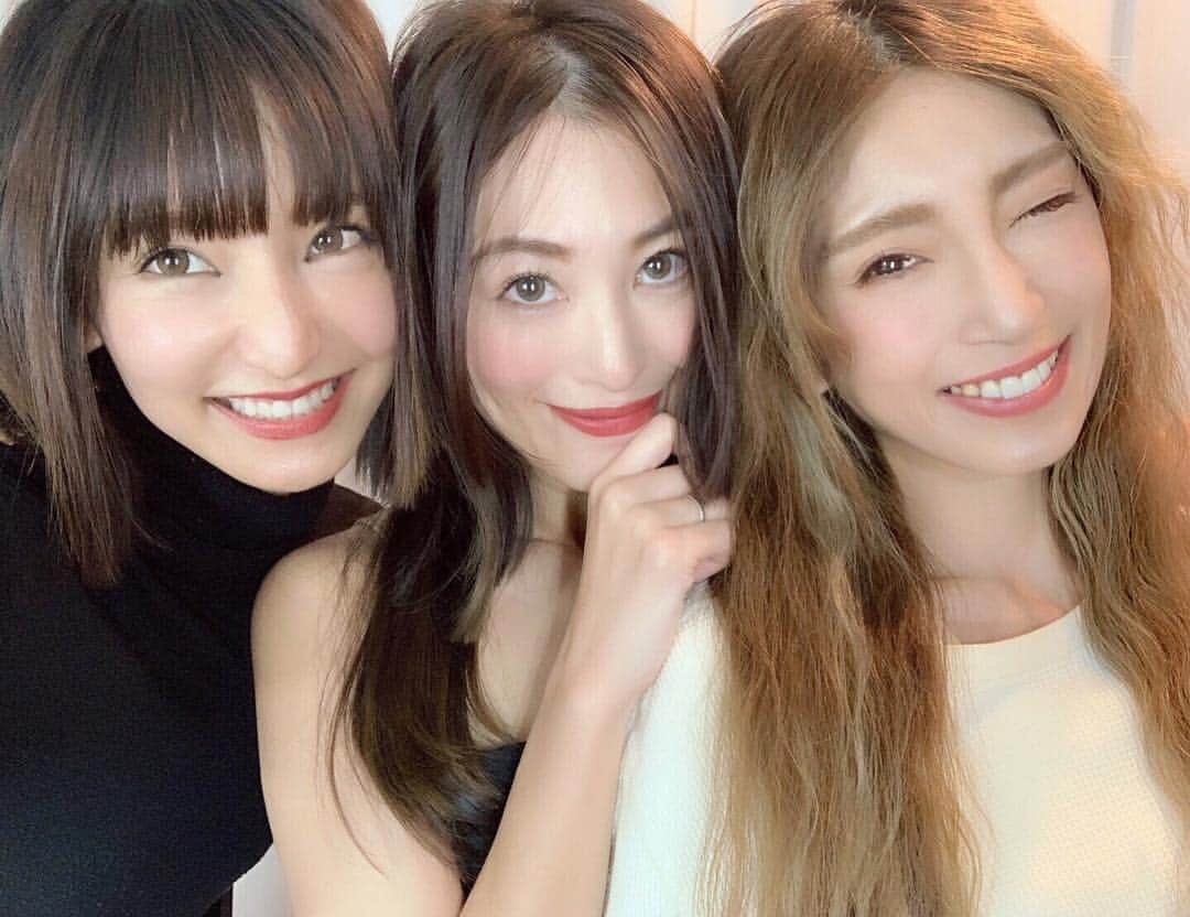 高橋真依子さんのインスタグラム写真 - (高橋真依子Instagram)「帰ってきてから、今日は素敵な撮影❤️ はてさて、この3人組の撮影は何年ぶりでしょうかww 懐かしさ、昔の写真からの老けたさww 楽しかったわ✨ ♥️近日公開♥️ #today#shooting#わかるひとにはわかる#thankyou#goodday」2月14日 17時59分 - chi.maiko