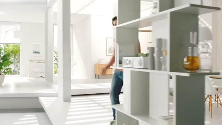 エリヤス・エンバレクのインスタグラム：「ACHTUNG,ACHTUNG! Hier kommt auf jeden Fall so krass #WERBUNG!!! Der neue Spot mit mir für @skydeutschland, der ab morgen on air geht:) #netflixandchill」