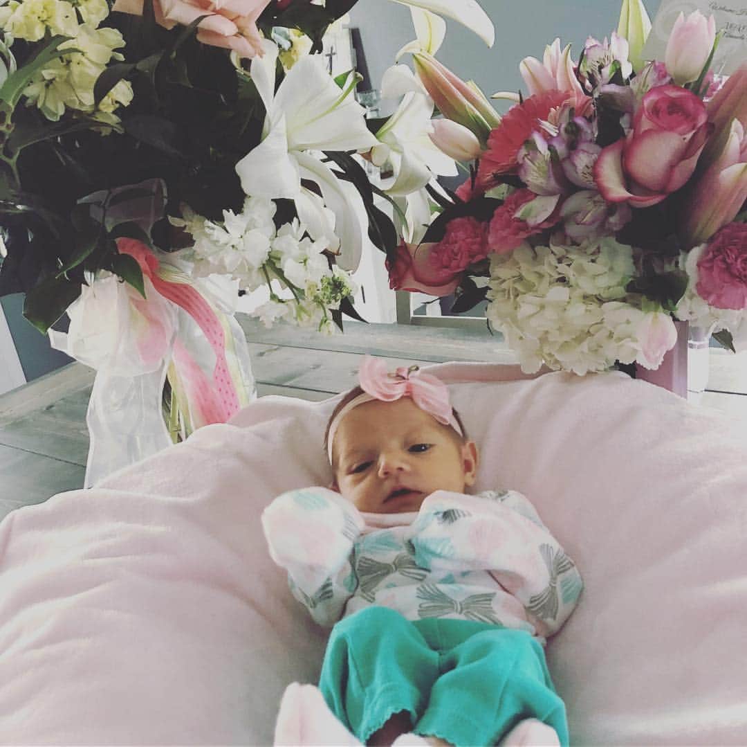 ジャスティン・ハンコックのインスタグラム：「Happy Valentine’s Day to my girls! Love you both! Can’t wait to see you guys! #lovemygirls」