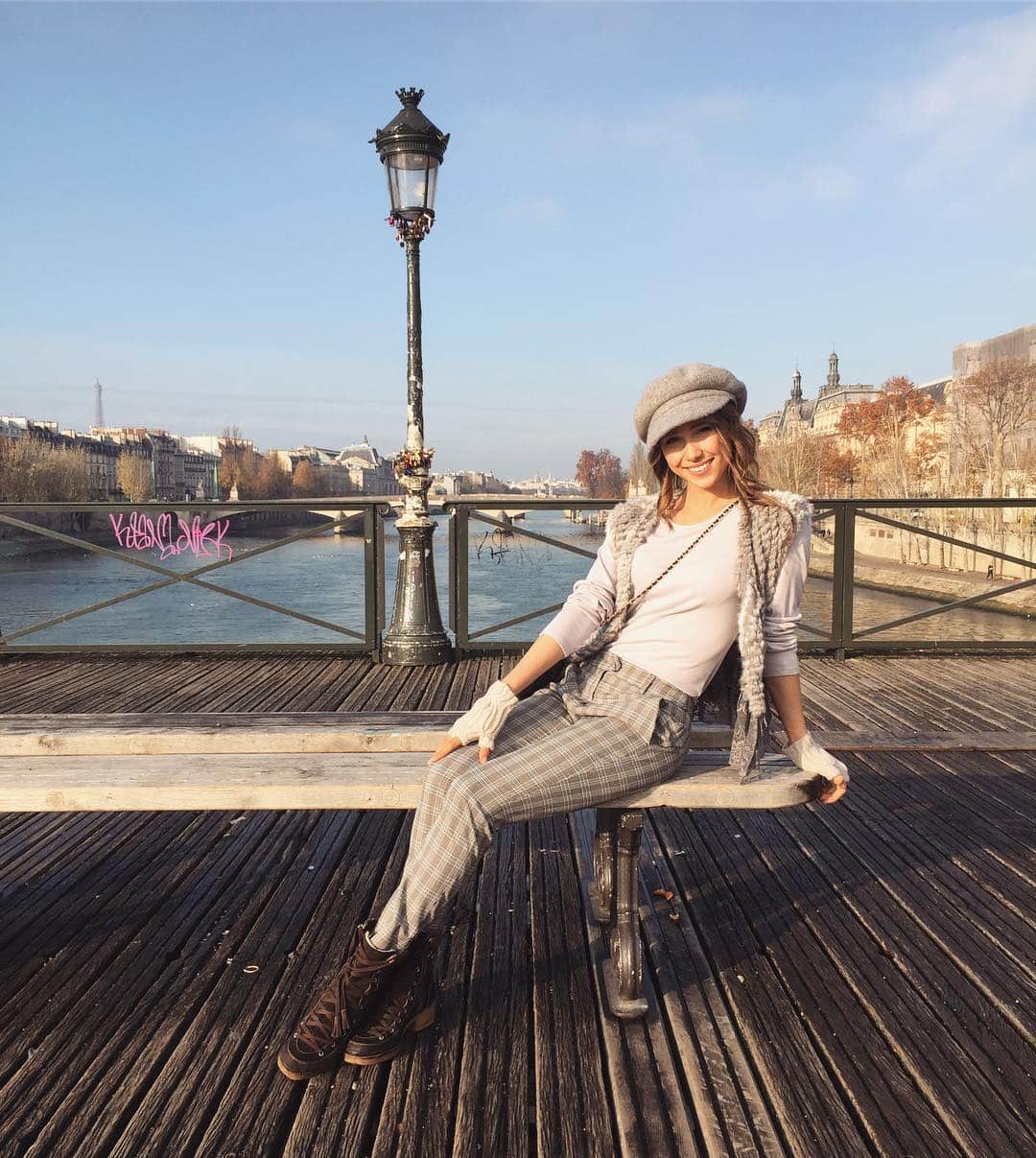 アンジェリーク・アバチキナのインスタグラム：「From Paris, with Love ❤️😚 #happyvalentinesday #paris #laseine #pontdesarts #valentineday #smile #love」