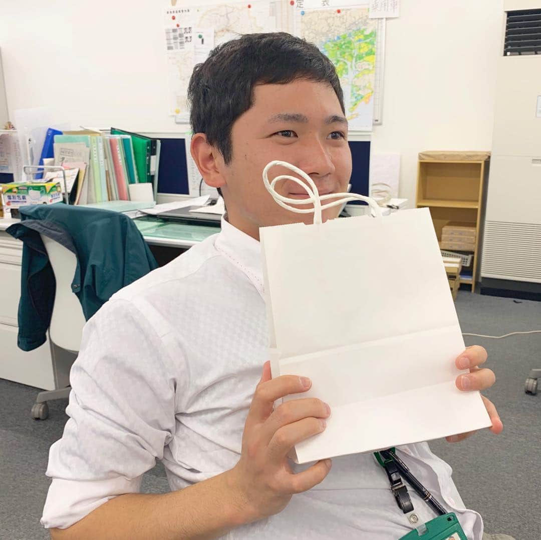 京面龍太郎のインスタグラム：「. 【1枚目】バレンタインに某先輩から何か白い包みを貰ってワクワクを隠し切れない久保田アナ。 . 【2枚目】バレンタインに某京面からお菓子の箱を貰ってニヤニヤを抑え切れない福光アナ。 （某京面は血糖値が高めで甘い物が食べられないのであります…） . #ソワソワしちゃう #バレンタイン #久保田康祐 #福光可奈子 #テレビ高知 #アナウンサー #誰か…チョコをください…(切実)」