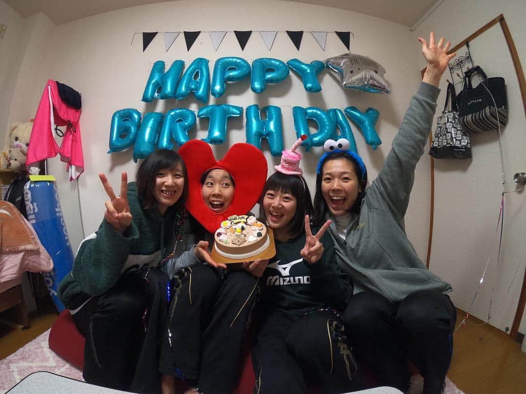 安井由香子のインスタグラム：「大好きな先輩方が 誕生日会を開いてくれました😳🙈💕✨ いつもありがとうございます☺️💛ほんとに感謝です🥺💗 ・ 2月14日バレンタインデー🍫の日は、ワカさんの誕生日🧡 おめでとうございます😊」