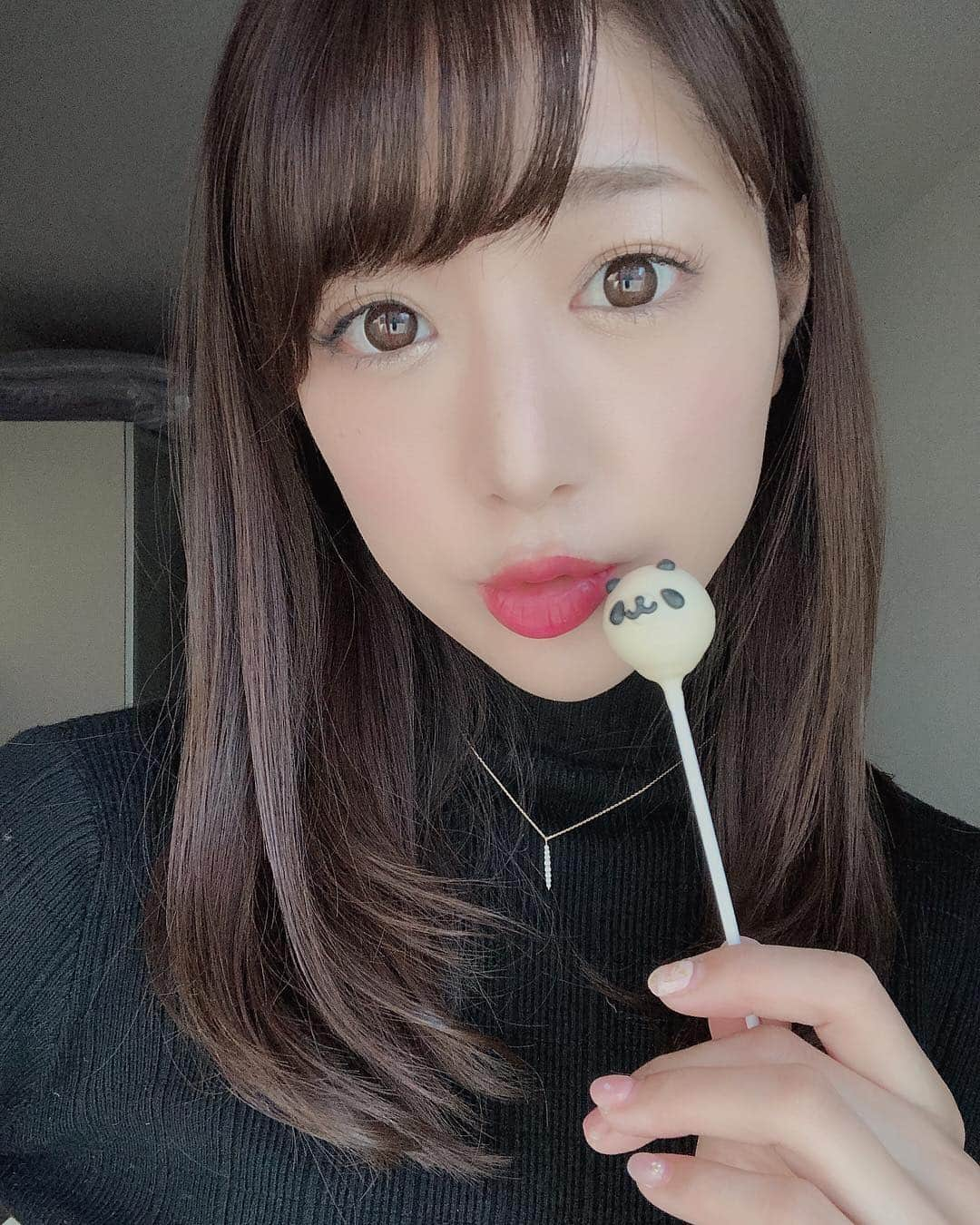 佐々木もよこさんのインスタグラム写真 - (佐々木もよこInstagram)「2日連続でなんか食べてるシリーズ🍫 . ハッピーバレンタイン😋💝✨ . . チョコは大好き。 . ピザ🍕にく🍖チョコ🍫が好き🥰❤️ . . . よろしく〜☺️💕💕 . . . みんなはいっぱいもらった？😋😋 . . . . . #バレンタイン#チョコ#あざとい系女子 #tokyo#valentine #chocolate#panda」2月14日 21時04分 - moyoko_atom