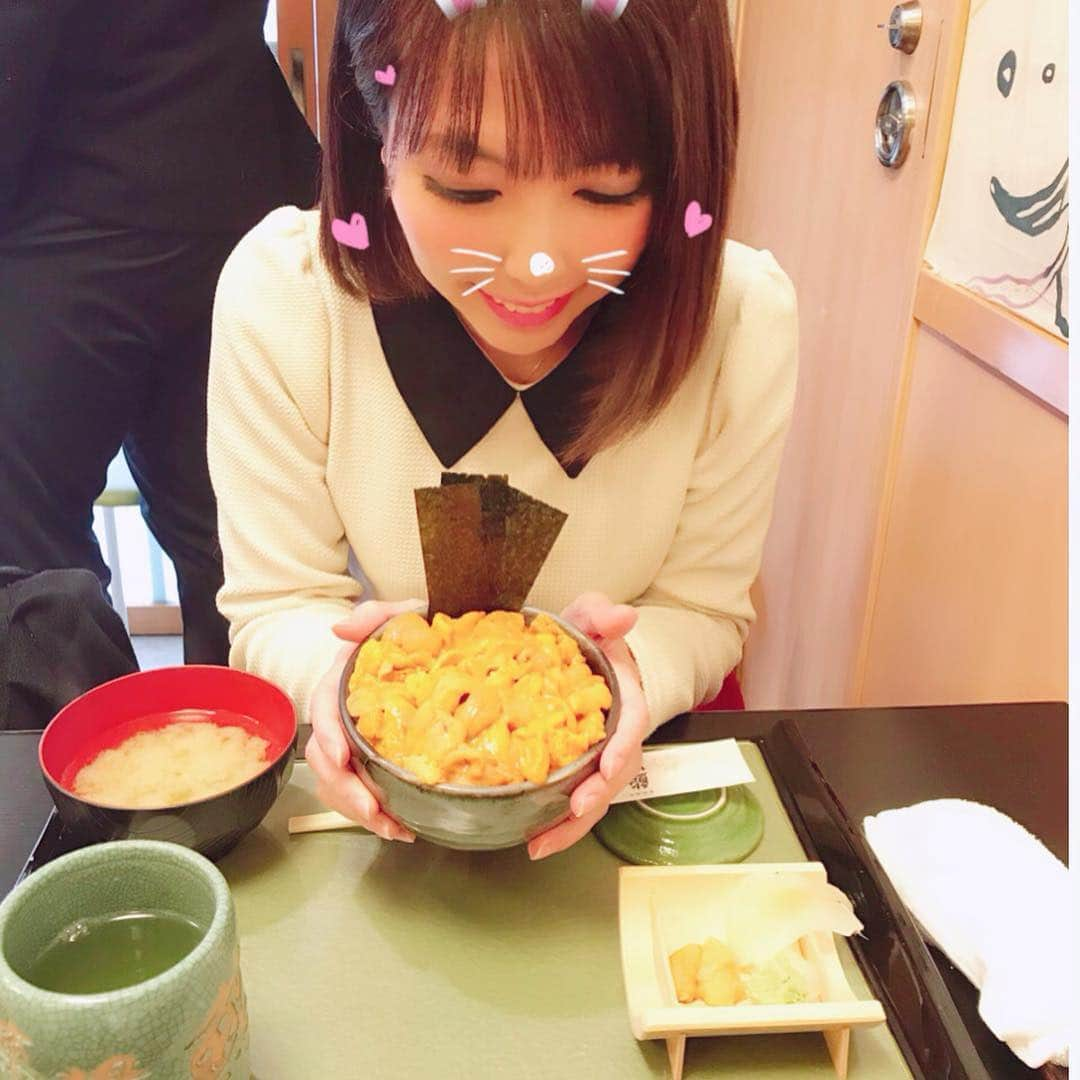 井上あみなさんのインスタグラム写真 - (井上あみなInstagram)「今日は初の#築地 🙆‍♀️#ウニ丼 食べてきたー🥰 ずっと行きたかった#鮨國 さん💓 甘くてとろけてめちゃくちゃ美味しかった🥰 * * そして本日もライブ配信ありがとうございました😊💓 今日はなんとか的中してよかった😭 * * 明日もライブやりますのでよろしくお願いします🤣😊 * * #ボートレース #競艇 #boatrace  #ボートレース住之江 #住之江競艇 #築地 #築地場外市場」2月14日 21時13分 - amina_inoue0702