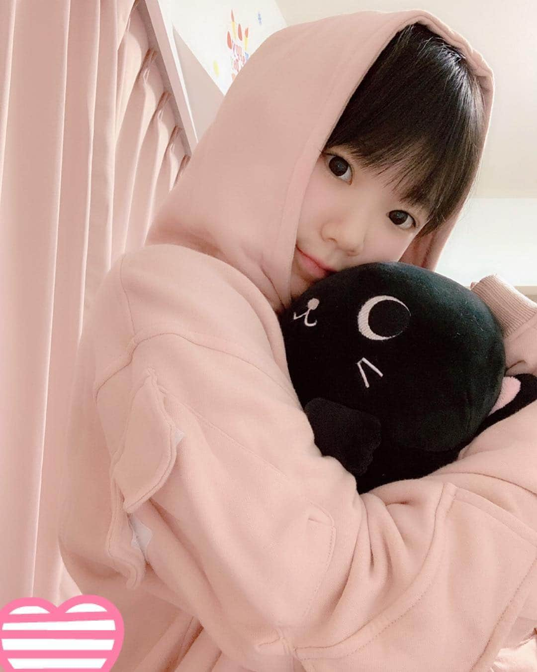 長澤茉里奈さんのインスタグラム写真 - (長澤茉里奈Instagram)「にゃんこ抱き枕🐈 この子がないと寝れまへん🐈 お洋服は @beep_ss だよ〜🥰 いもちゅうも好きでよく一緒に頼んでる🥰🥰❤ #beep #通販ラブ #パーカー女子 #ピンク好き #大きめパーカー」2月14日 21時12分 - marinanagasawa1008