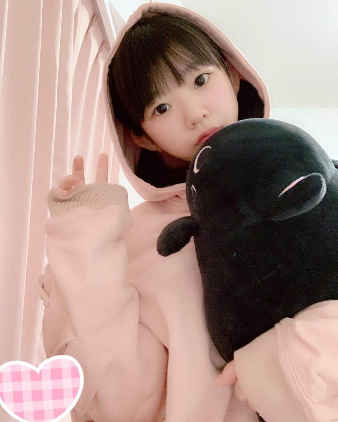 長澤茉里奈さんのインスタグラム写真 - (長澤茉里奈Instagram)「にゃんこ抱き枕🐈 この子がないと寝れまへん🐈 お洋服は @beep_ss だよ〜🥰 いもちゅうも好きでよく一緒に頼んでる🥰🥰❤ #beep #通販ラブ #パーカー女子 #ピンク好き #大きめパーカー」2月14日 21時12分 - marinanagasawa1008