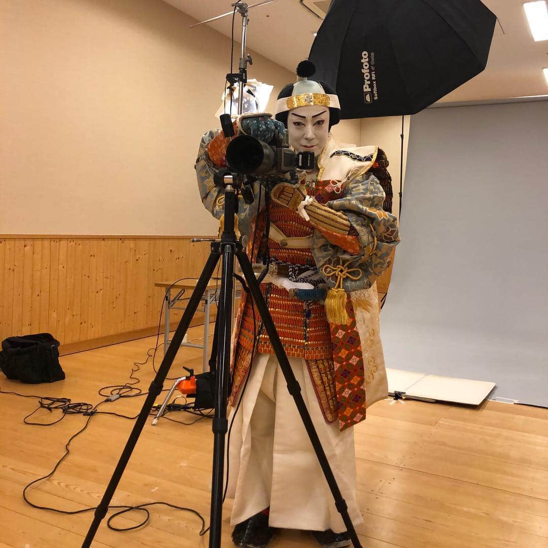 尾上菊之助さんのインスタグラム写真 - (尾上菊之助Instagram)「.﻿ ﻿ いつも私の写真を撮ってくださっているカメラマンの岡本隆史さんです。﻿ 今日は弥助と義経の撮影をしました。﻿ ﻿ #岡本隆史 #尾上菊之助 #歌舞伎 #kabuki」2月14日 21時30分 - onoekikunosuke