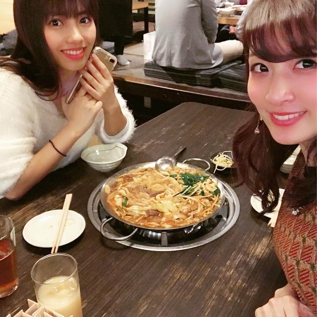 のインスタグラム：「𝓡 で大阪府枚方市にある美容院K!ngで収録をした後、 藤子( @yumi_fujikoso )と鉄板鍋食べたの！  二人でご飯は多分いつかのbillsぶりかね？  めっちゃ楽しかったし、 はいぱー美味しかった！！ 東京にも系列店があるとかないとか、、？？ 藤子の口から飛び出てくる、 ほんまに、 〜ちゃう？、 しょーーみ、  が好き。 特にしょーみ。  が好きww 藤子の言葉ではないけど特に好き❤️ そんな藤子ちゃんからもらったバレンタインのブラウニー🍫👉👉👉 おいしくて、なんだか知らんけどお洒落だったぞ！！！！ ありがとう😊❤️ 私福田は、今年はバレンタインできる状態にないため、なぁにも出来ておりません💦 父上の分すらまだ用意できてないし、毎年joemiに贈ってるお菓子は物だけ部屋で眠らせてあります。  ということで、  #人のバレンタイン載せる  です。  #valentineday #brownie #chocolate #鉄板鍋づくし #大阪美容室 #キング #枚方市 #藤社優美 #福田朱子」