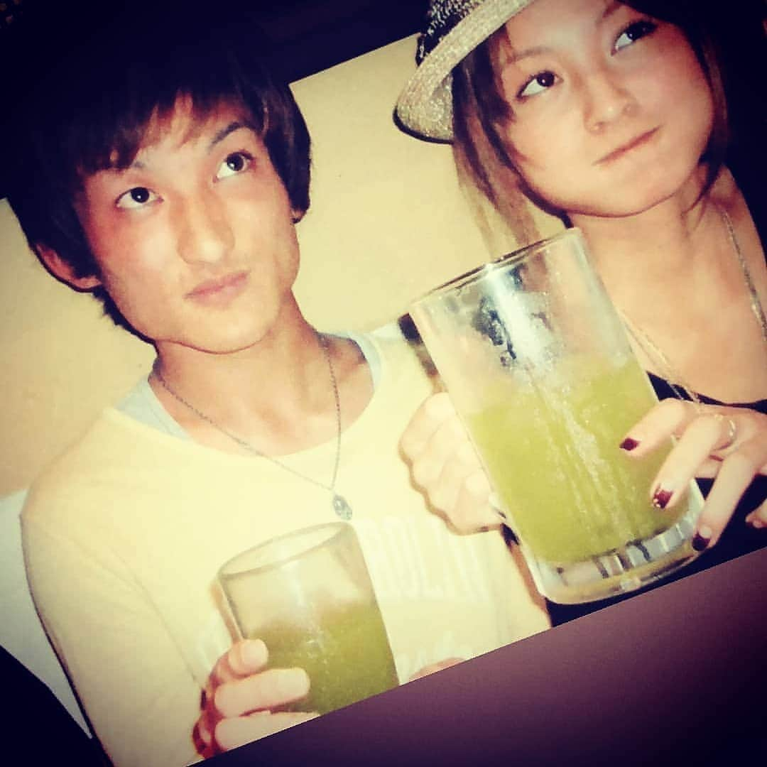 西山茉希さんのインスタグラム写真 - (西山茉希Instagram)「#10年くらい前かな #どこの会に行くのもケラケラ笑ってついてきてくれた相棒 #弟姉  先日突然友から送られてきた過去の写真。 安定のメガジョッキに苦笑しつつ。  #2月のイベントは今日より明日 #2月15日 #大切な弟が生まれた日 #言葉にするとブラコンシリーズ #それでもやっぱり大事なものは大事  ミゾオチ殴っちゃってやばいと思った幼少期。 姉ちゃんが家に居なすぎて孤独だったとゆう青春期。 お互いがネガティブすぎた上京初期。  #ひっくるめて乗り越えた今もなお #西山兄弟 #治希茉希和希 #名前に乗っかって希望持ってこ👍  ねぇ何歳？ 三個下だからまさかの節目。 え。  #ヤバミザワナクヨ  30歳。  #結婚しても兄ちゃんは兄ちゃん #母ちゃんになっても姉ちゃんは姉ちゃん #変わらんぜよ #まだまだくだらない兄弟会議を続けてゆこう  人生のセンスがある君は大丈夫。 進め進め。  #happyhappybirthday #0:00を迎えるその時に #ゲラゲラ笑ってますように  ごめん。 先寝るわ。 (*´艸`) #幸あれ🎌」2月14日 21時34分 - maki.nshiyama50