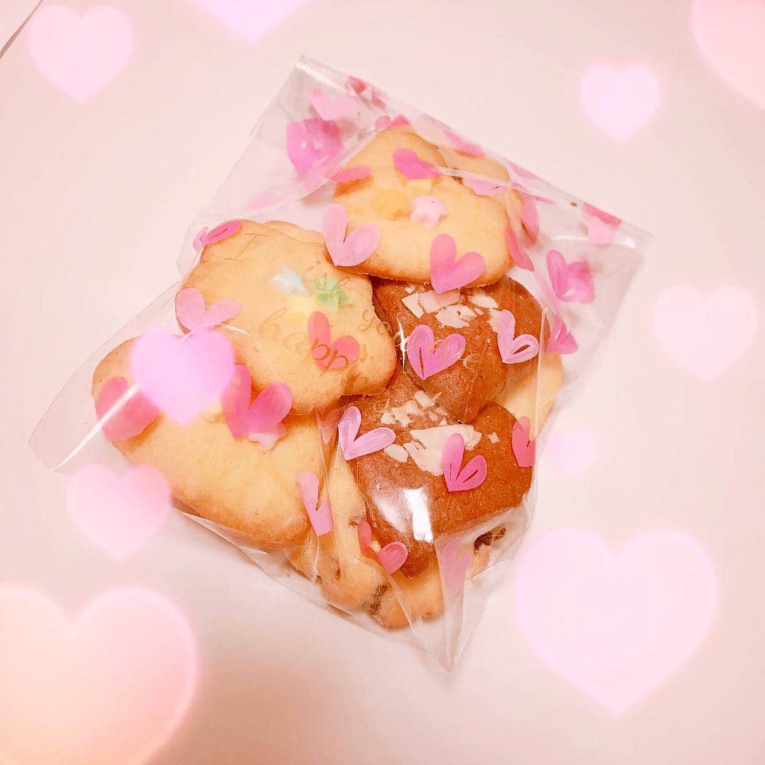 のインスタグラム：「#人のバレンタイン載せる その② 穐田和恵ねぇさんのクッキー🍪❤️ こちらも細かな飾り付けもあって✨ 美味しくて✨ 帰宅してそっこー全て食べてしまった、、(๑´・‿・) ちなみに私クッキーは焼きすぎる節がある。 今度久しぶりに作ろうかな。  そんな穐田和恵ねぇさん @kazue.akita の、 バースデーフェスが2月21日にあります。 スペシャルなコラボ曲やりまっせ！ 練習してまっせ！  その前日2月20日には、私の対バンライブがありまっせ！ 初披露の洋楽カバーと、奥華子さんのカバーもやりまっせ！  そして明日2月15日は、 eQリーグday2！ day1は見事３種目、全勝✊ 明日も全種目勝つことろを見に来てください❤️ 物販のスタンプカードもはじまるよ！  てことで、 バレンタイン直後の明日だけど、渡せる時間も確約がないし、 私が今バレンタインの用意ができる状態になくて、何もないけど、、、 いつも応援してくださる皆様！ ありがとうございます❤️ 今年は色々あると思うので、一緒に沢山笑いましょう❤️ #valentine #cookie #esports #eqleague #live #穐田和恵 #福田朱子」