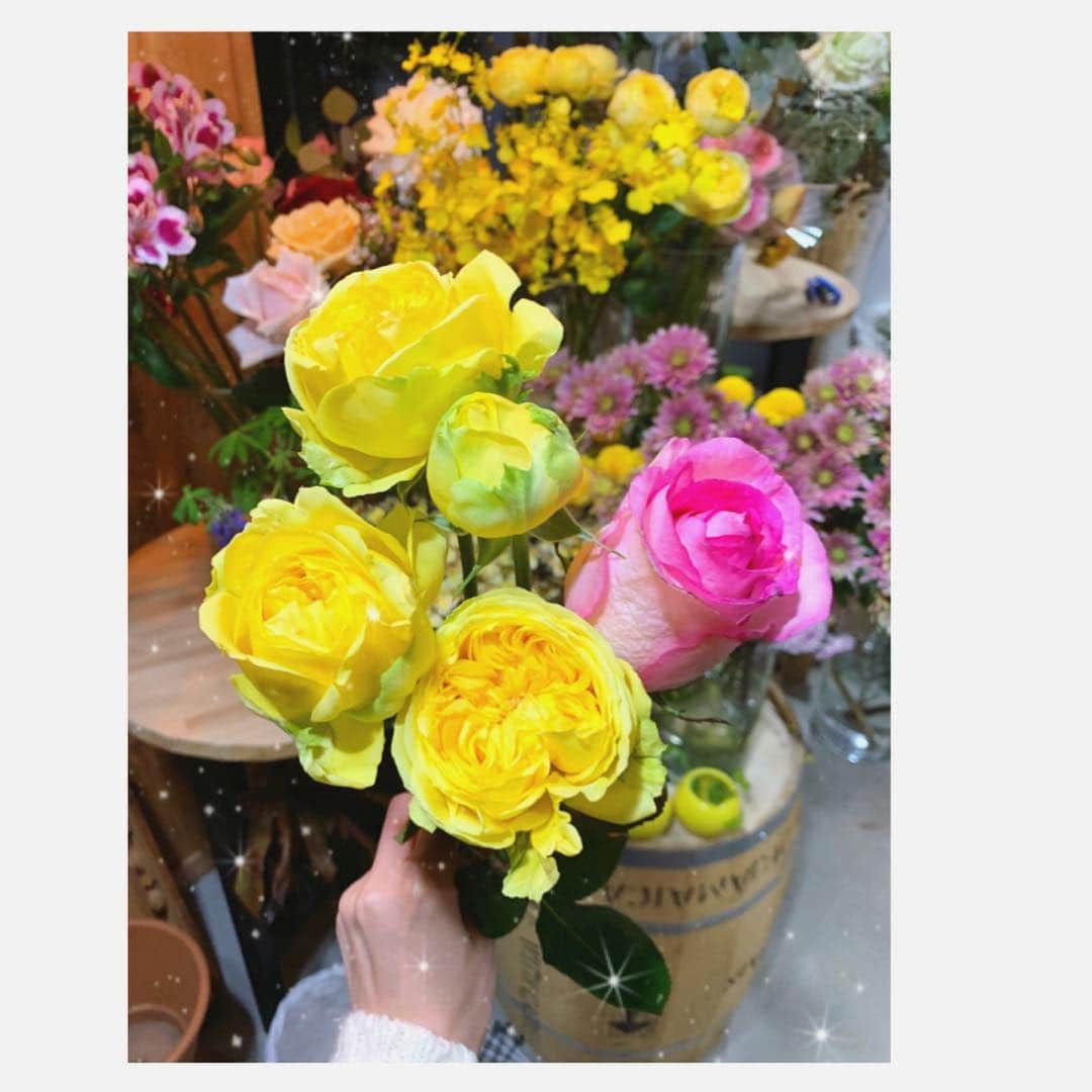 小澤陽子さんのインスタグラム写真 - (小澤陽子Instagram)「in private❁  𝙷𝙰𝙿𝙿𝚈 𝚅𝙰𝙻𝙴𝙽𝚃𝙸𝙽𝙴’𝚂 𝙳𝙰𝚈💝  海外では、男性が🧞‍♂️➫意中の/大切な女性🧞‍♀️に、 または普段お世話になっている人に、 お花など贈り物をする習わしもありますが… これは、私が大切な友人のお祝いに届けた、友人のお花屋さんの素敵なお花💐🥳 . . ステキな１日を🌼  #バレンタインデー #ValentinesDay」2月14日 21時46分 - yoko.ozawa729