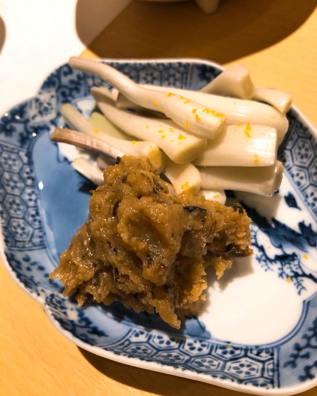 福井柑奈さんのインスタグラム写真 - (福井柑奈Instagram)「【大阪 東心斎橋 由堂】 . おでん屋さーん🍢！ なのだけどお魚も美味しい💗 .  いろんな種類のおでんがあってすごかった🤭 全種類たべたひ😋💓 美味しかったです(*^^*) .  #大阪 #心斎橋 #東心斎橋 #由堂 #よしたか #おでん #割烹 #大阪グルメ #食べスタグラム #❤️ #刺身盛り合わせ #のどぐろ #日宝ニューグランドビル #半熟玉子 #はまぐり #穴子とごぼう #大根 #島らっきょう #牛すじ」2月14日 22時10分 - kanna_fukui