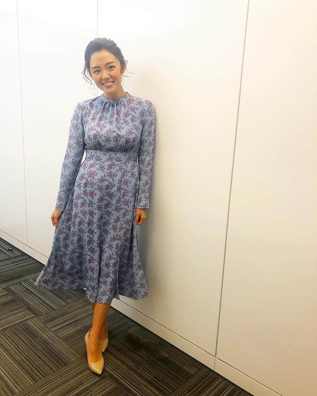 阿部優貴子のインスタグラム：「今日の衣装もお気にいり😜💘 今週もご覧いただき、ありがとうございました🙋‍♀️💕 *  #バラいろダンディ #tokyomx #今日の衣装 #naturalbeautybasic」