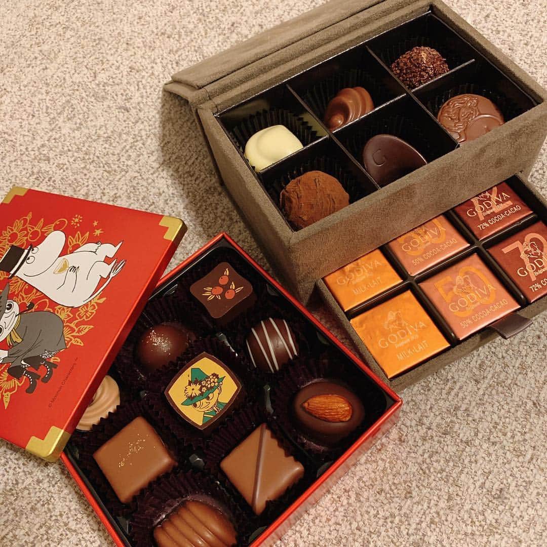 大島祐哉のインスタグラム：「バレンタインデー🍫 奥さんからチョコと恒例のパンツ😆❤️ ムーミンは娘から😍笑  #バレンタイン #valentine #チョコレート #godiva #ありがとう #パンツ #eimyistoire」