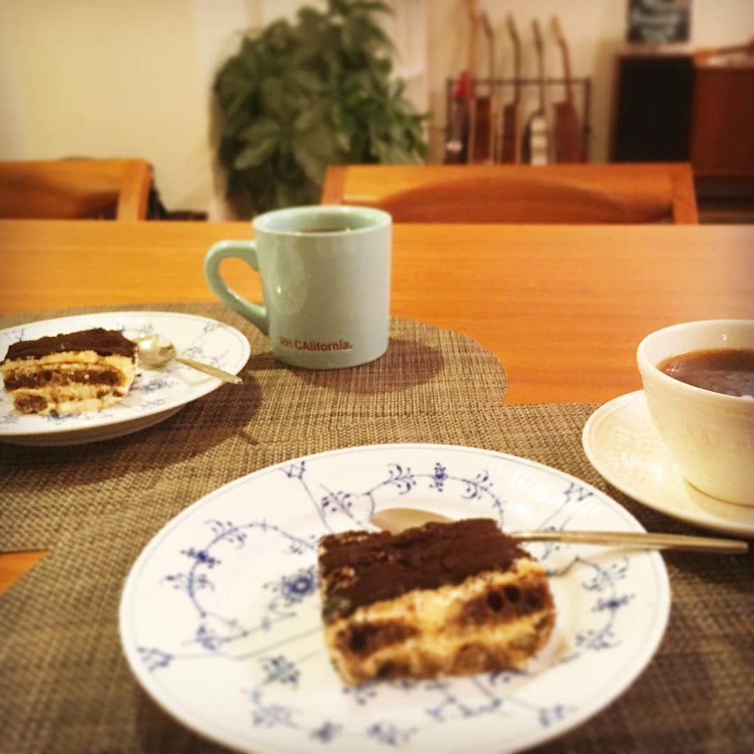 上野樹里さんのインスタグラム写真 - (上野樹里Instagram)「ラジオは無事アップされたそうで何よりです😊🎙そしてバレンタイン💝夫婦でコーヒー屋さんの手作りティラミスと煎りたてコーヒーを買ってきてお家で楽しみました☕️😉 そして夫にサプライズでトップスをいくつかプレゼントしました🎁😄でも、そのうち一枚は大きくてサイズが合わず…。😆こりゃ返品、交換です。😅 #バレンタイン」2月14日 22時25分 - _juri_art_