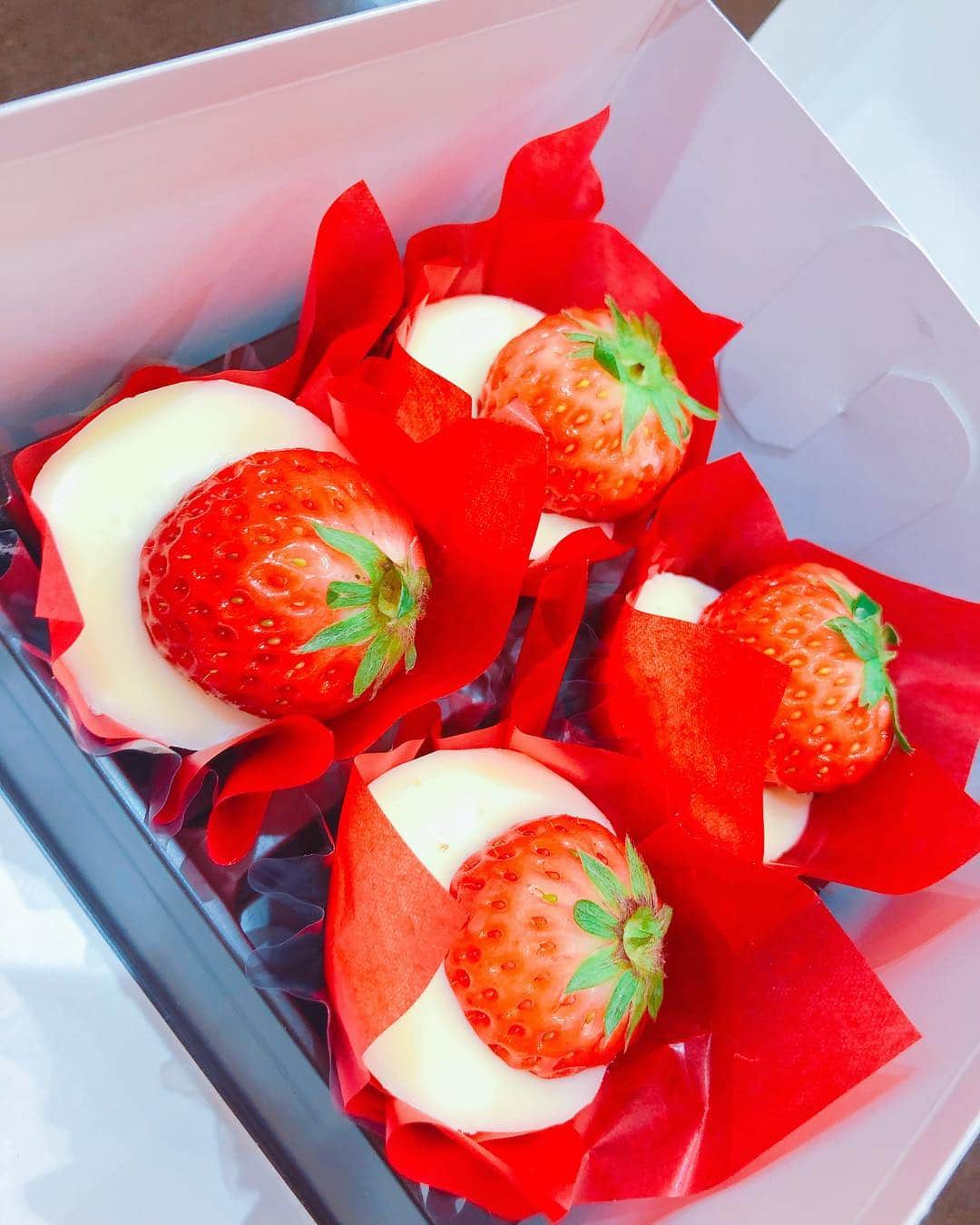熊崎晴香さんのインスタグラム写真 - (熊崎晴香Instagram)「チョコレートいっぱい食べた🍫 幸せ💓💓 友達とチョコレート巡り😍  #valentine #valentineday #chocolate #love #happy #strawberry #whitechocolate #delicious」2月14日 22時50分 - kumakuma9810